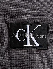 Calvin Klein Jeans - WASHED BADGE WAFFLE LS TEE - okrągły dekolt - washed black - 5