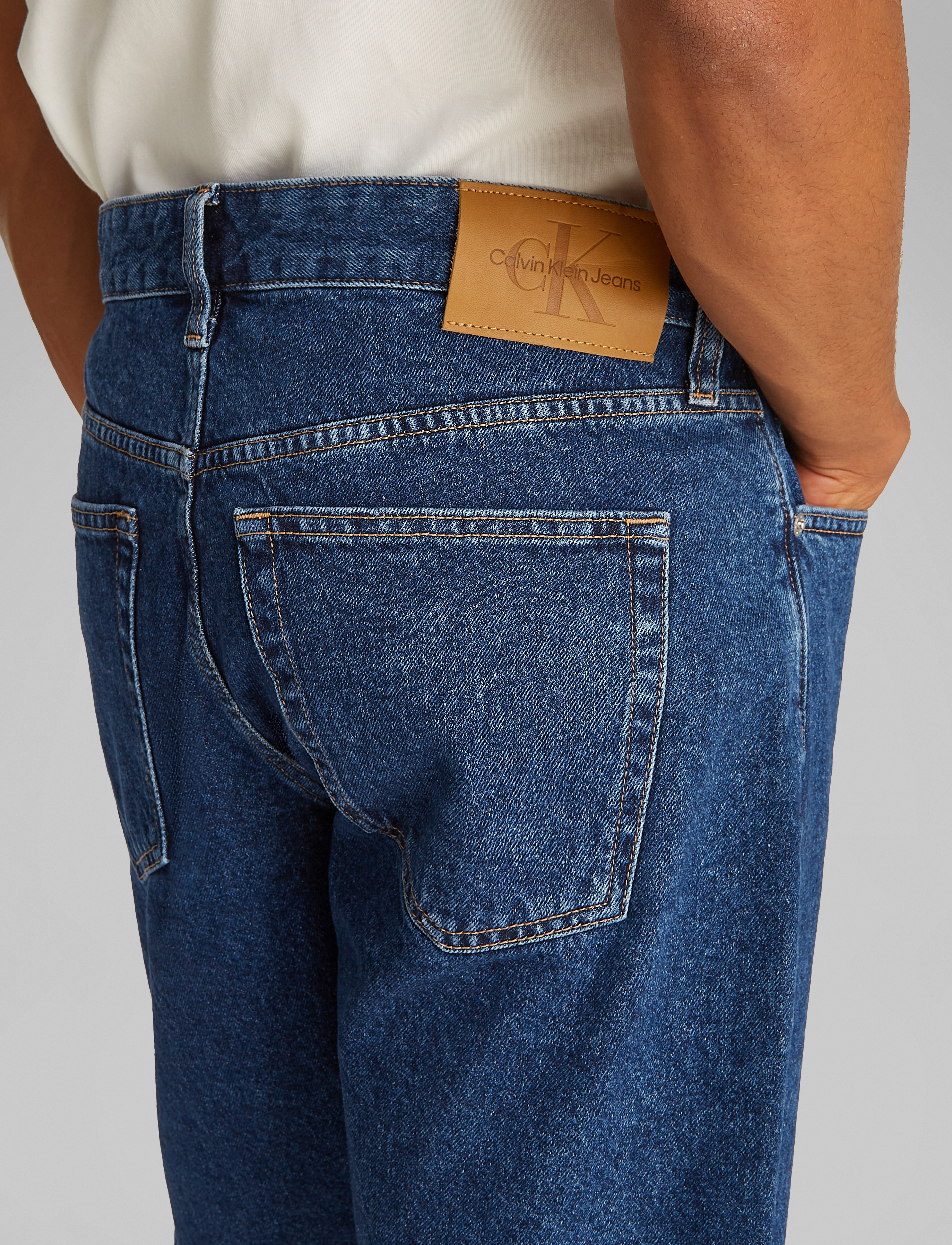 Calvin Klein Jeans - REGULAR SHORT - lühikesed teksapüksid - denim dark - 4