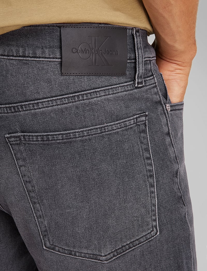 Calvin Klein Jeans - SLIM SHORT - lühikesed teksapüksid - denim grey - 4