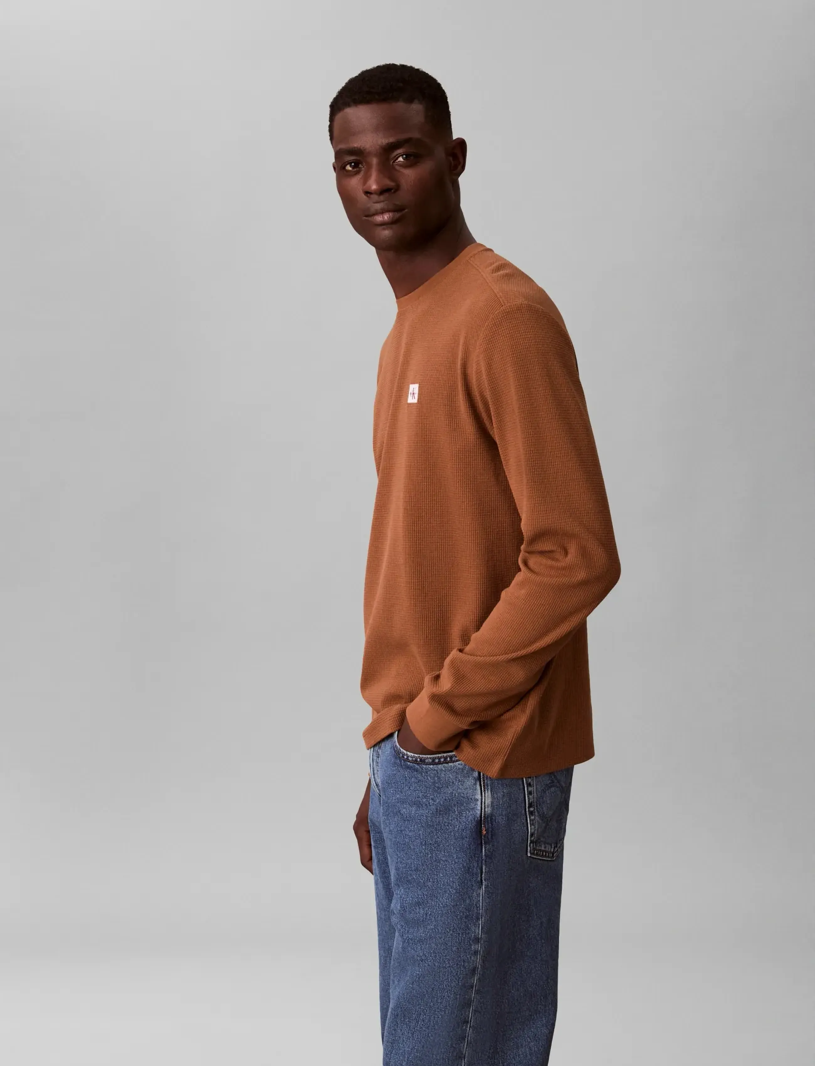 Calvin Klein Jeans - LS WAFFLE HERITAGE LBL TEE - langærmede t-shirts - bronze gold - 5