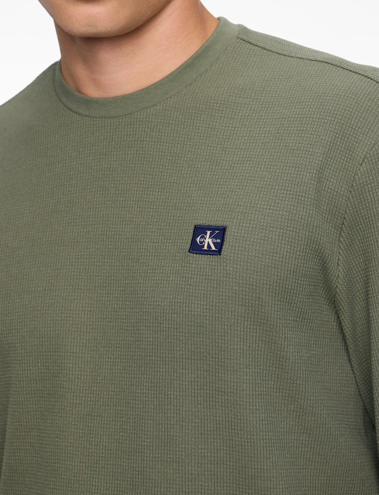 Calvin Klein Jeans - LS WAFFLE BADGE CREWNK TEE - long-sleeved t-shirts - dusty olive - 5