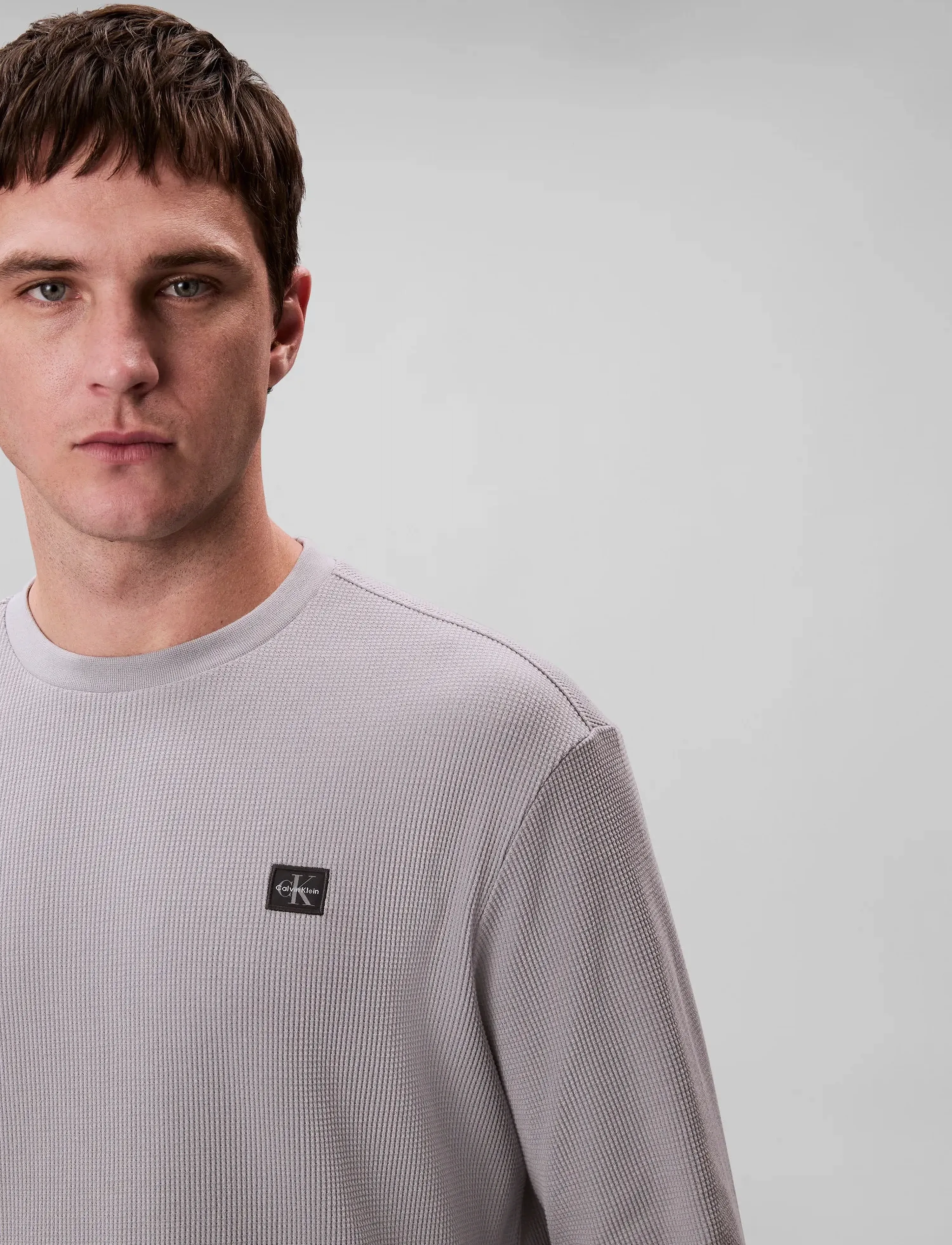 Calvin Klein Jeans - LS WAFFLE BADGE CREWNK TEE - langærmede t-shirts - formal gray - 5