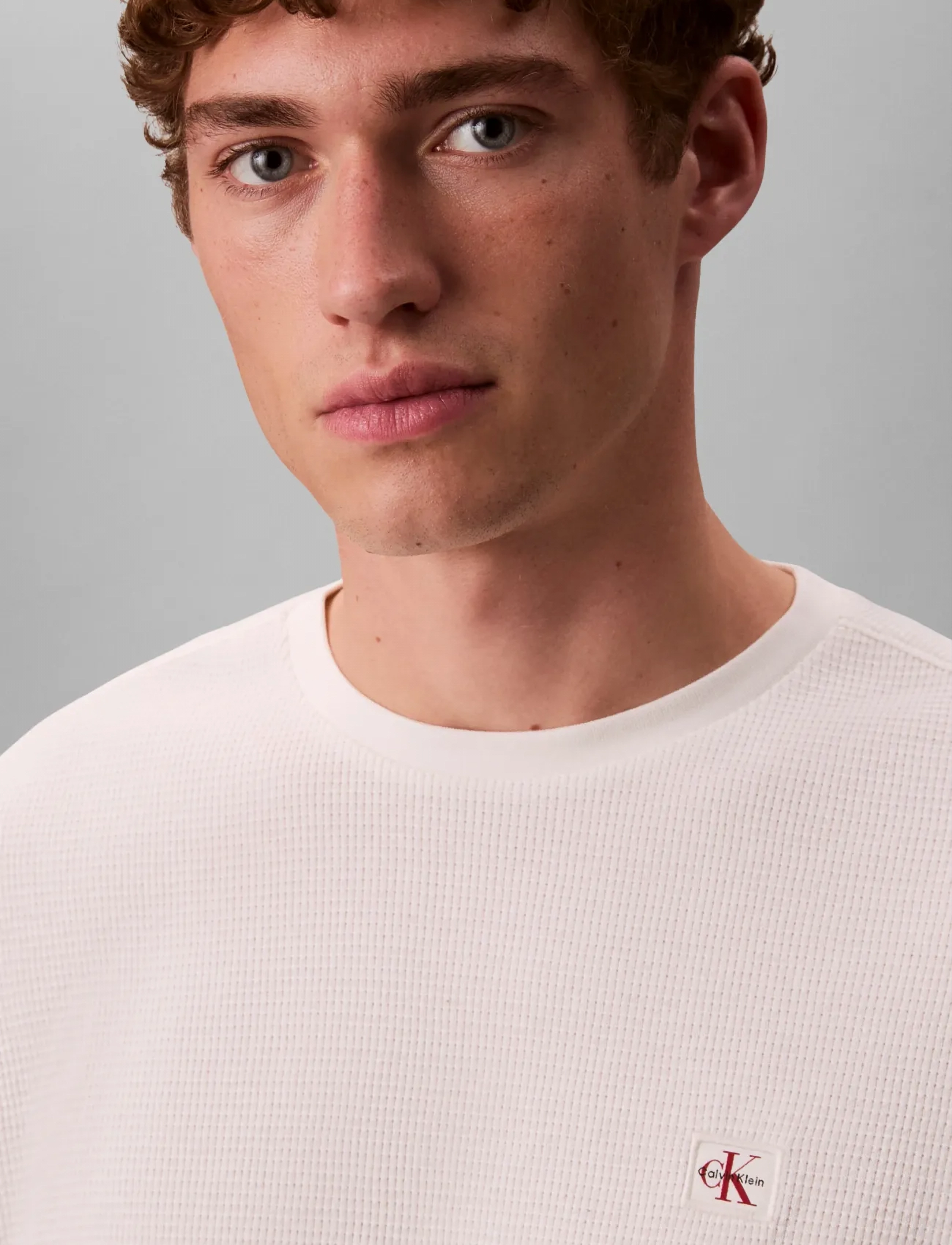 Calvin Klein Jeans - LS WAFFLE BADGE CREWNK TEE - pikkade varrukatega t-särgid - tofu - 5