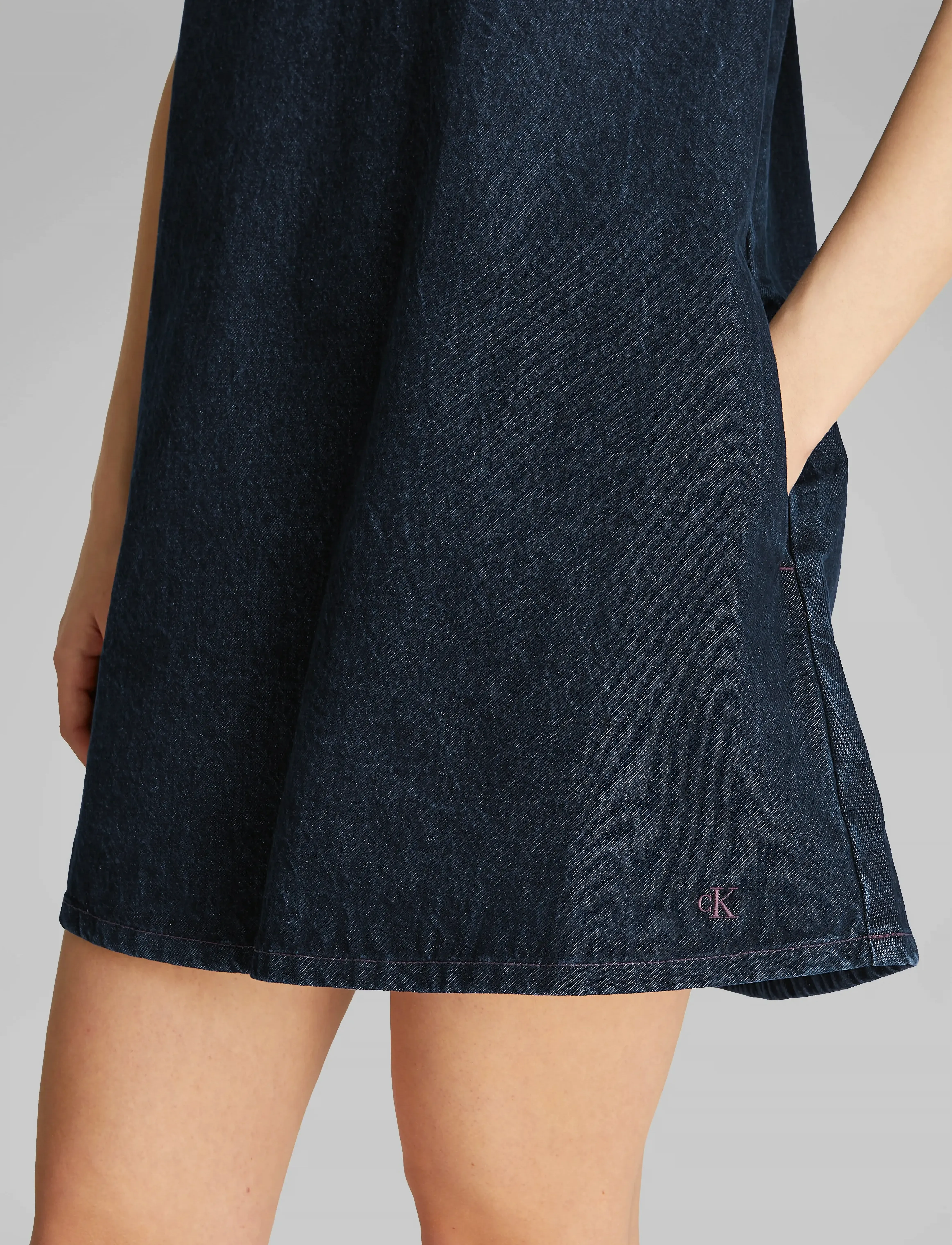 Calvin Klein Jeans - POPOVER DENIM DRESS DARK CK BLUE - robes en jeans - dark ck blue - 4
