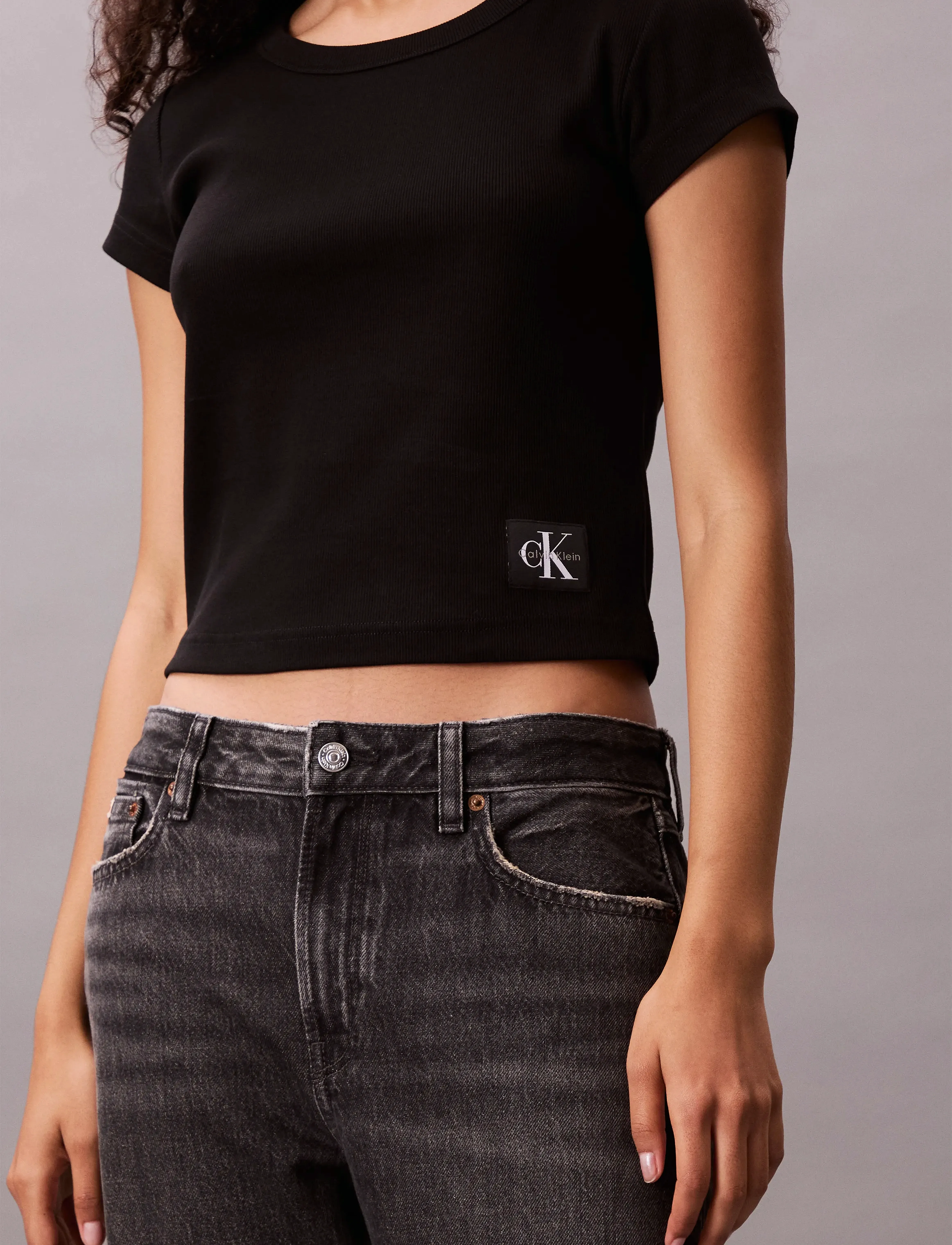 Calvin Klein Jeans - A- WOVEN LABEL 2X2 RIB BABY TEE - crop topit - black - 5