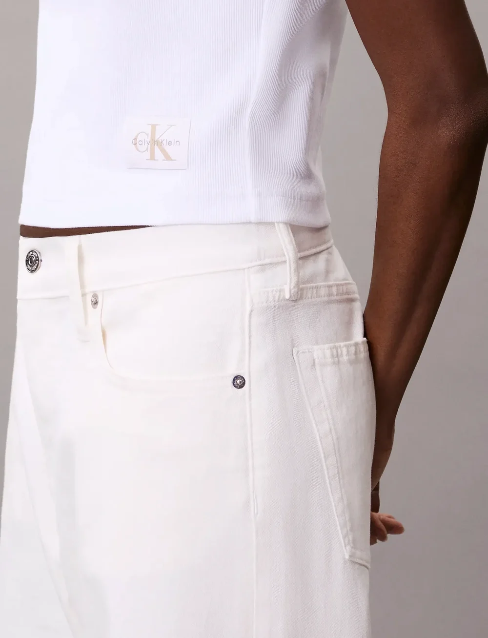 Calvin Klein Jeans - A- WOVEN LABEL 2X2 RIB BABY TEE - t-shirts - brilliant white - 4