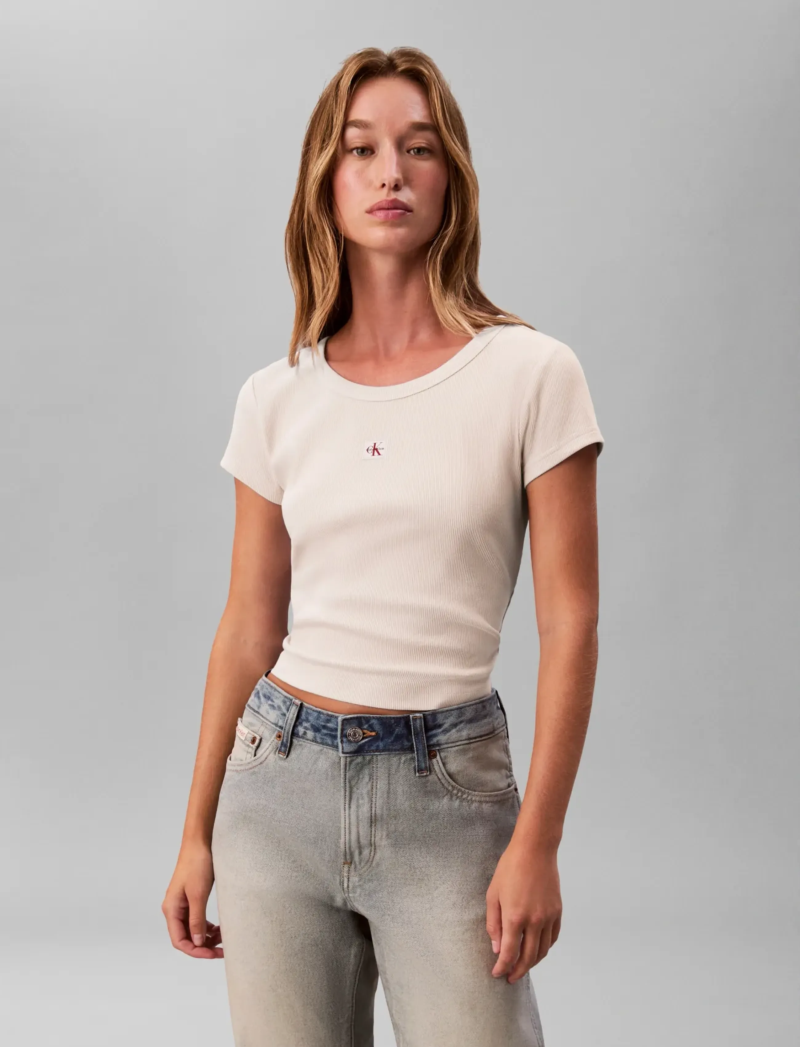 Calvin Klein Jeans A- WOVEN LABEL 2X2 RIB BABY TEE - Crop tops - VANILLA HEATHER / beige