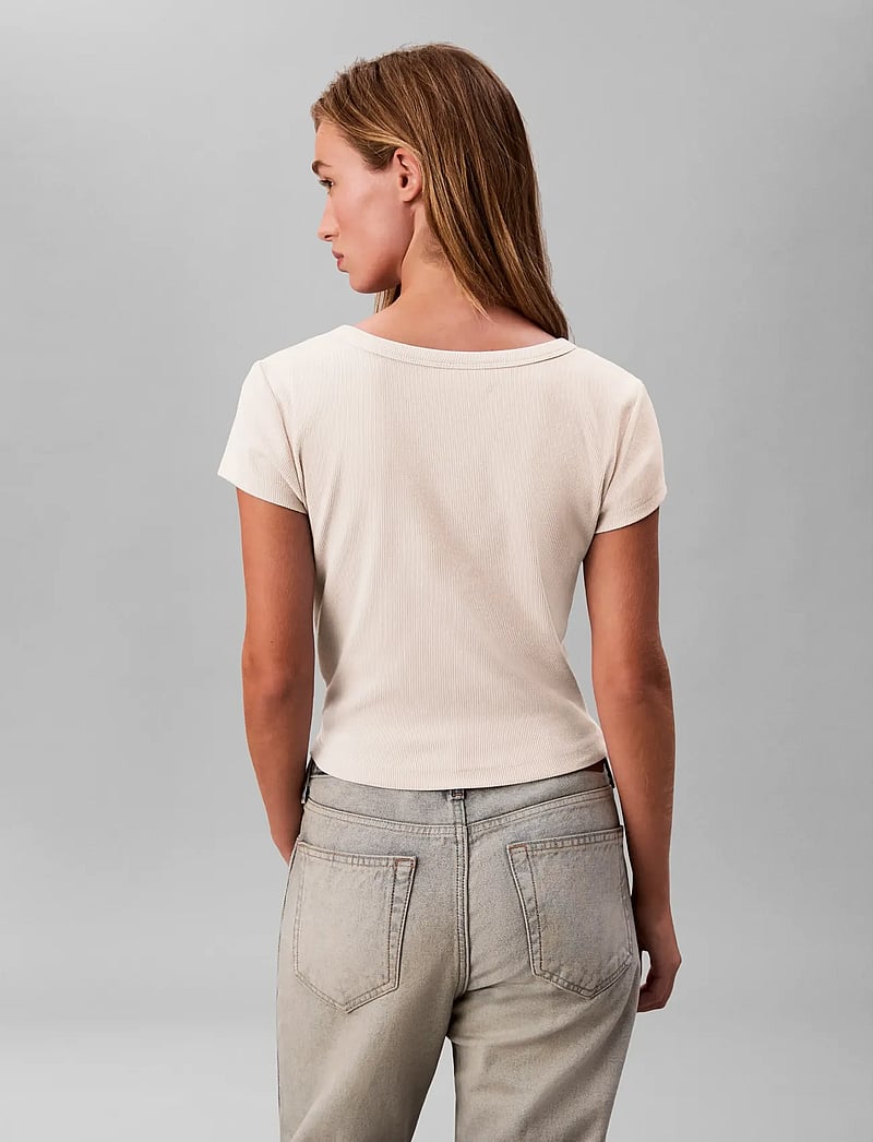 Calvin Klein Jeans - A- WOVEN LABEL 2X2 RIB BABY TEE - crop tops - vanilla heather - 2