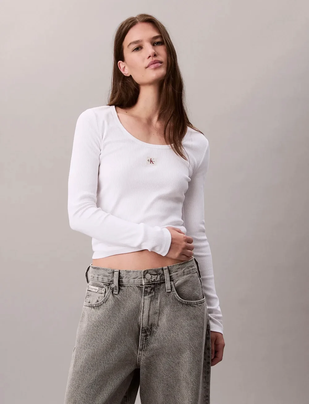 Calvin Klein Jeans - LS WOVEN LABEL 2X2 RIB SCOOP NEC - långärmade toppar - brilliant white - 0