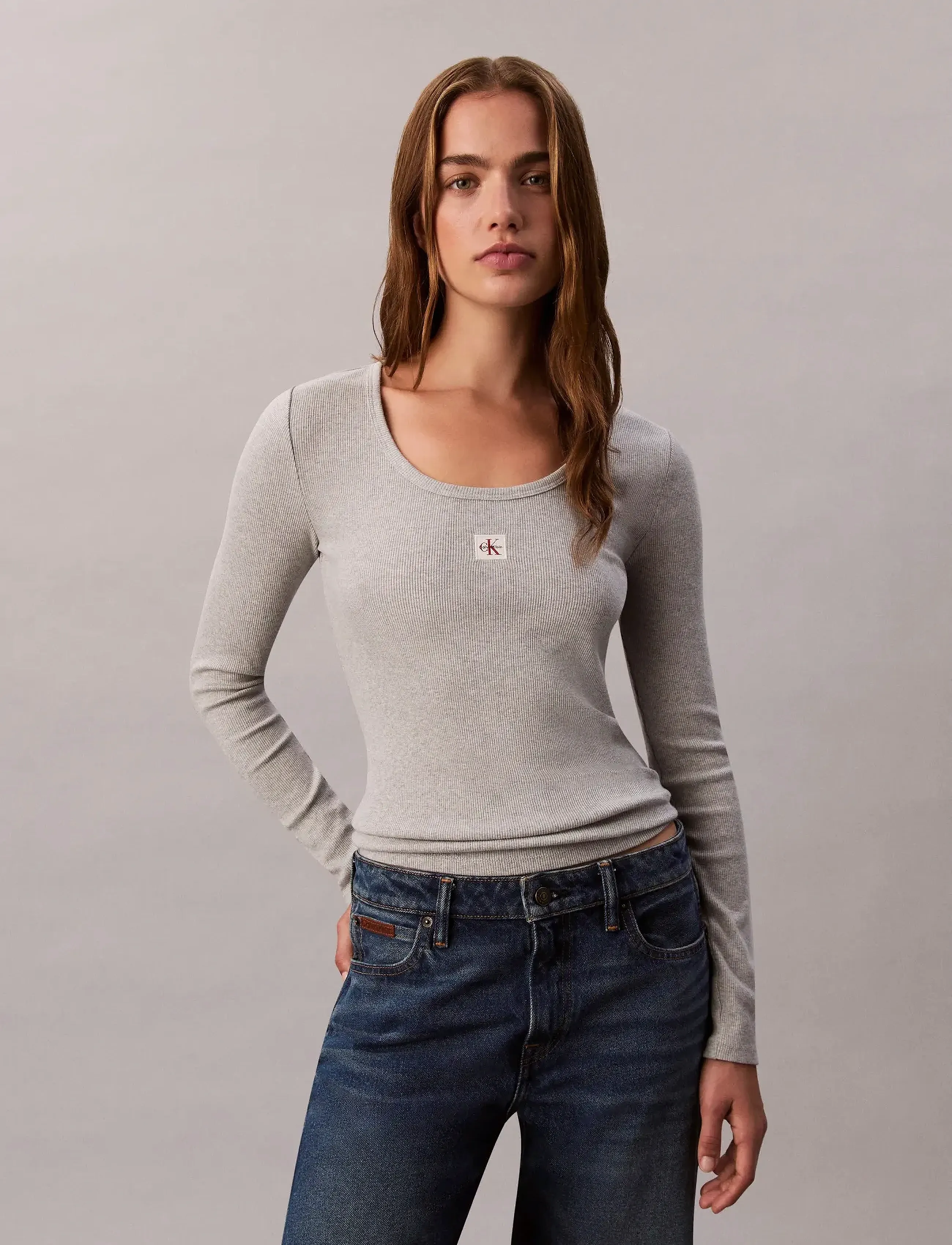 Calvin Klein Jeans LS WOVEN LABEL 2X2 BABY RIB SCOO - Tøj - HISTORY GREY HEATHER / grey