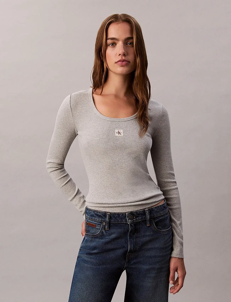 Calvin Klein Jeans - LS WOVEN LABEL 2X2 BABY RIB SCOO - pikkade varrukatega topid - history grey heather - 0