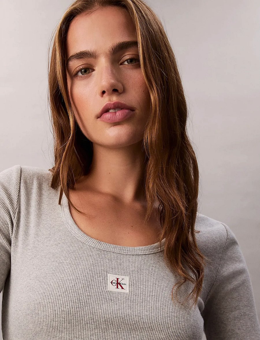 Calvin Klein Jeans - LS WOVEN LABEL 2X2 BABY RIB SCOO - pikkade varrukatega topid - history grey heather - 4