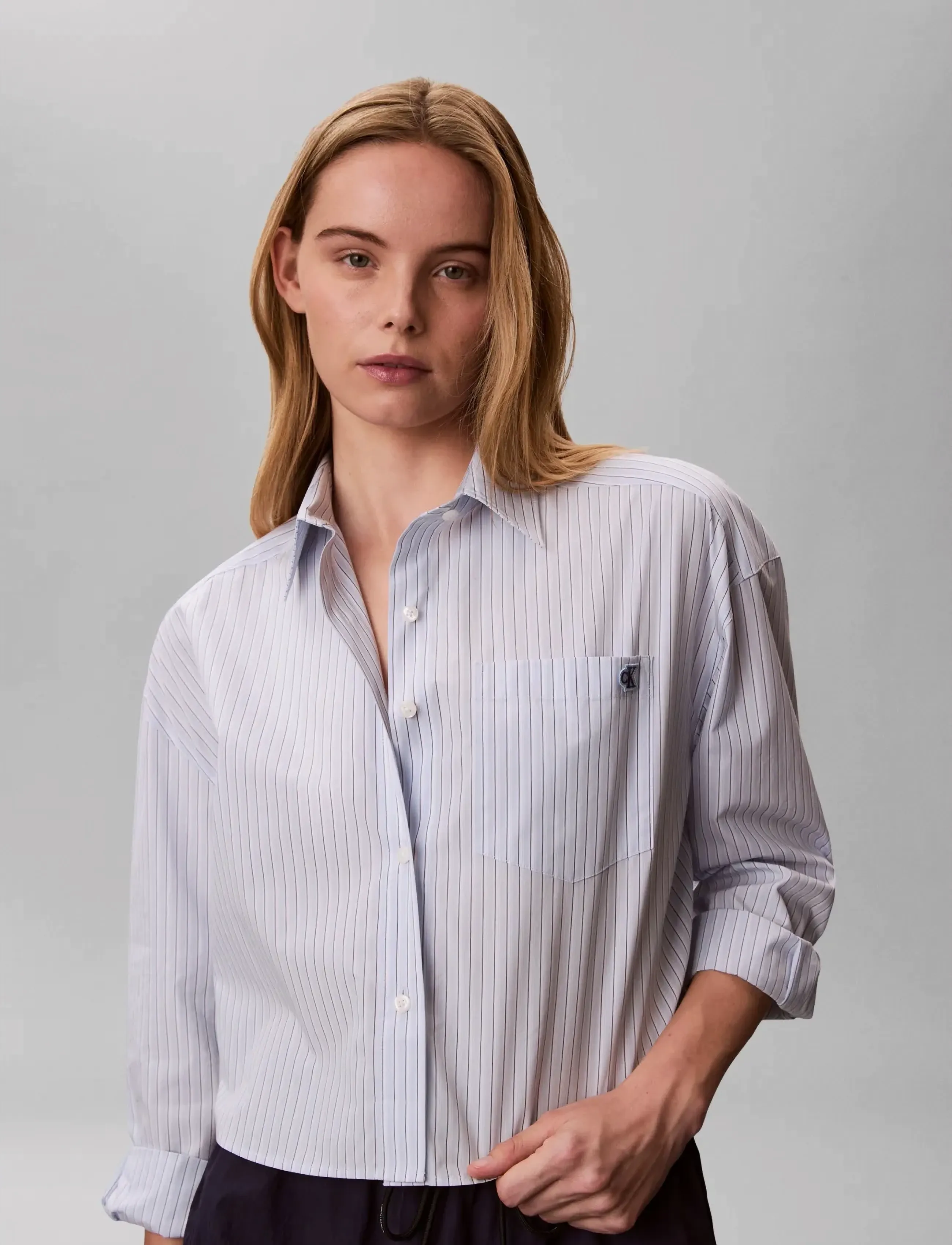 Calvin Klein Jeans YARNDYE COTTON POPLIN CROPPED SH - Crop tops - BREEZY BLUE THREE COLOR REFINED STR / blue