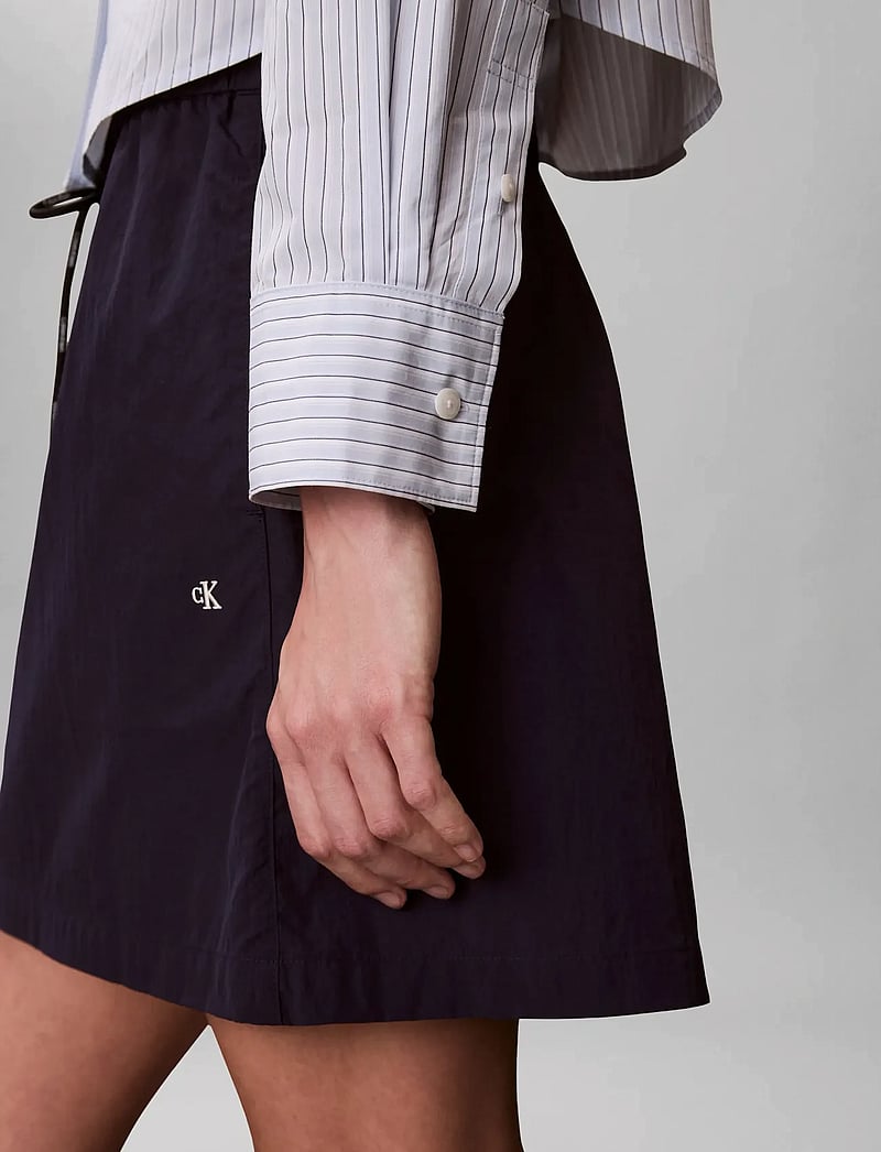 Calvin Klein Jeans - YARNDYE COTTON POPLIN CROPPED SH - pikkade varrukatega särgid - breezy blue three color refined str - 5