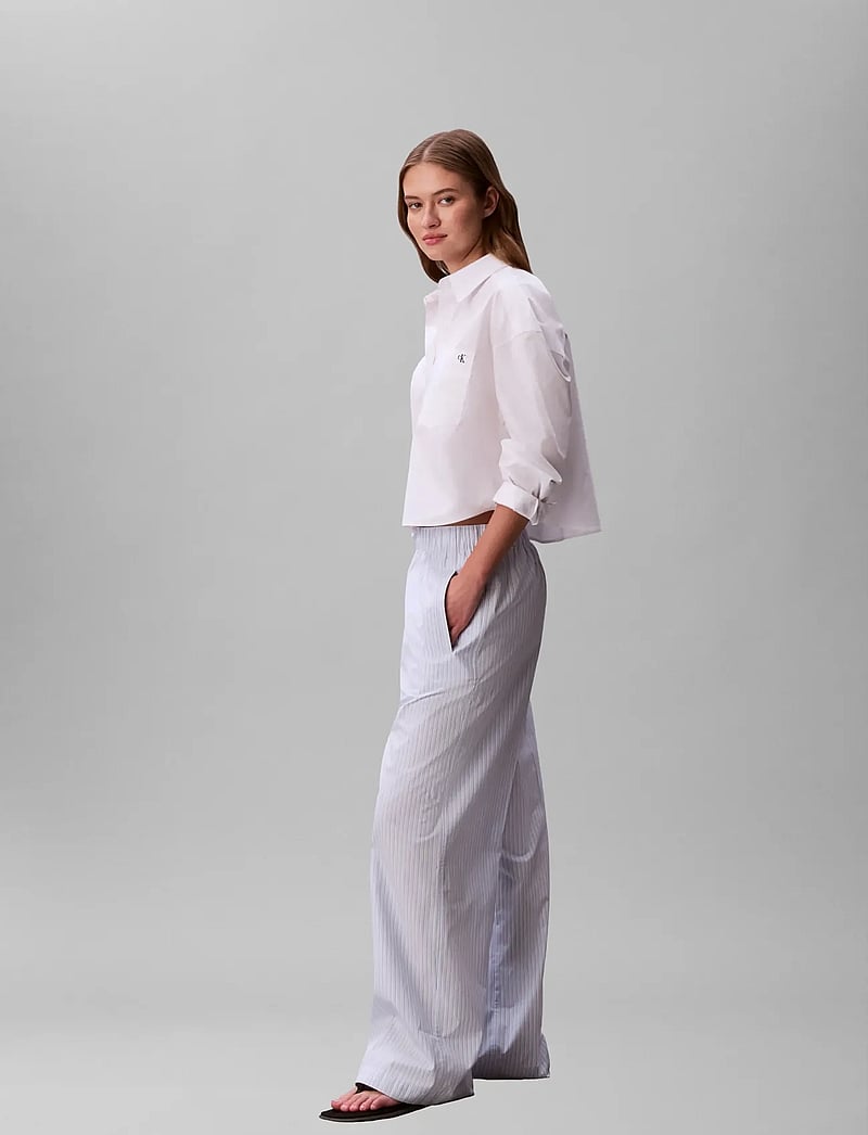 Calvin Klein Jeans - POPLIN EWAIST PULL ON PANT - YD - vida byxor - breezy blue 3 color refined stripe - 4