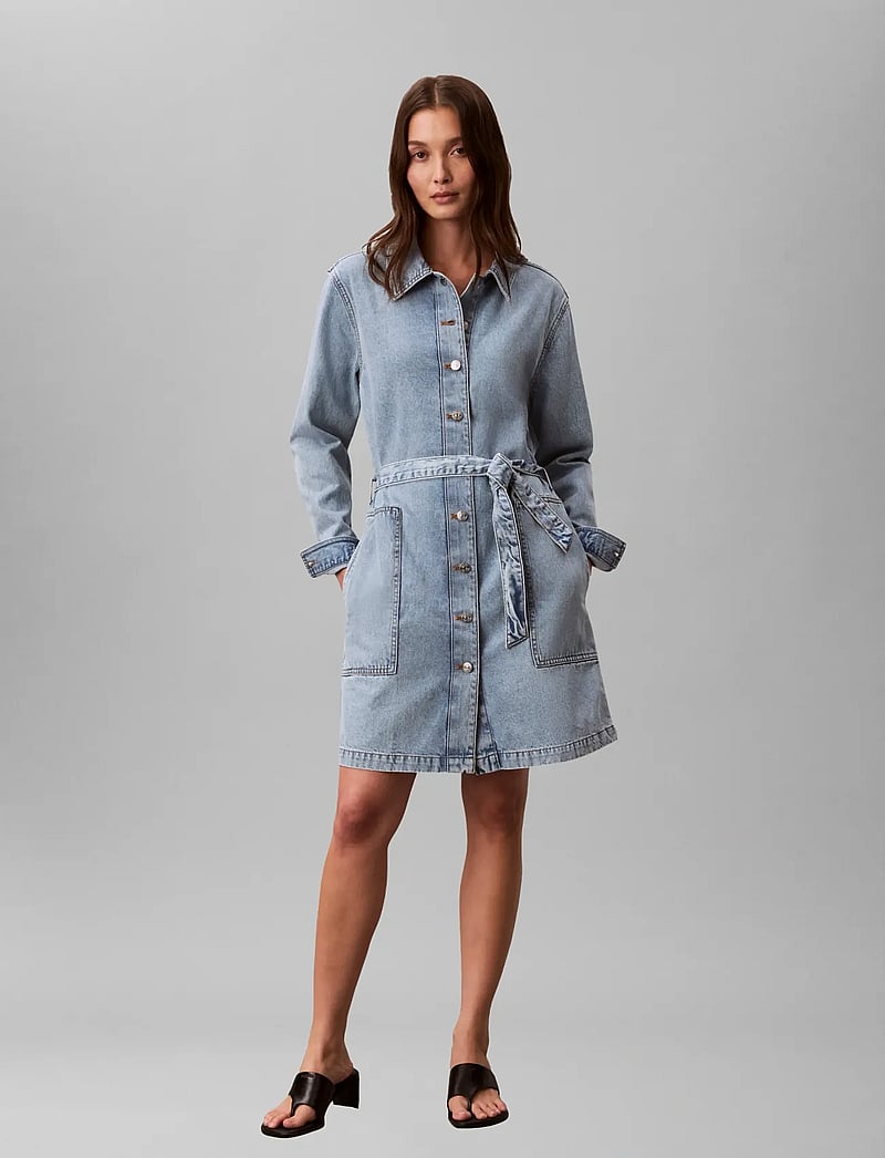 Calvin Klein Jeans - BELTED DENIM MINI DRESS COASTAL - särkkleidid - coastal light - 0