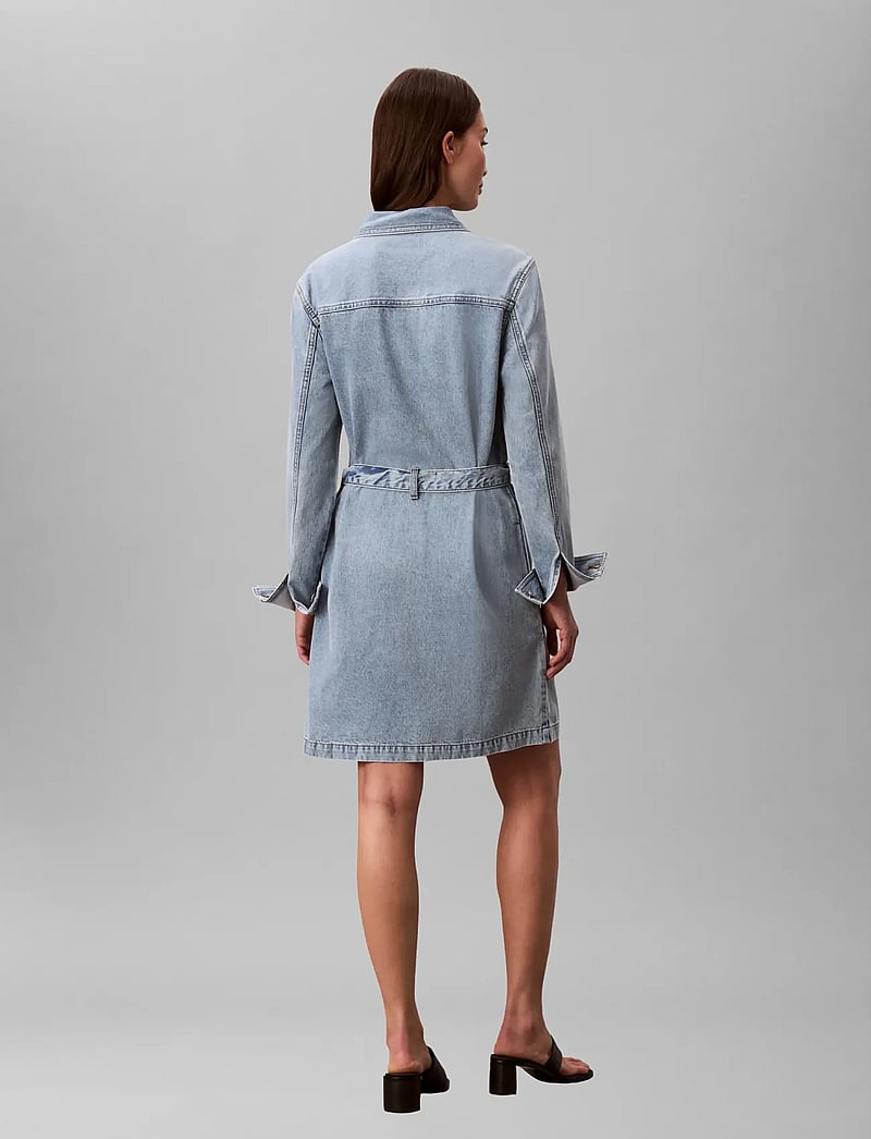 Calvin Klein Jeans - BELTED DENIM MINI DRESS COASTAL - särkkleidid - coastal light - 2