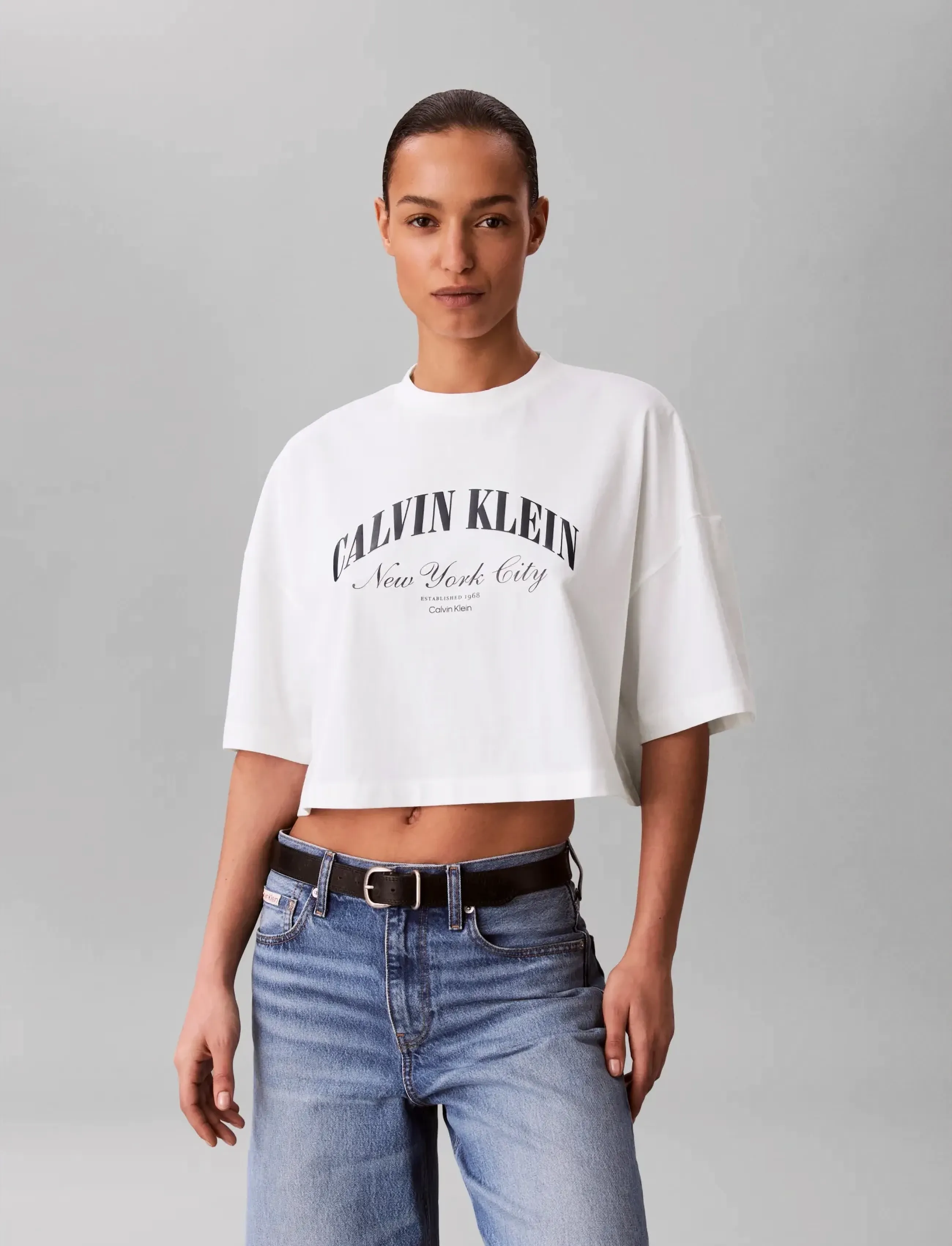 Calvin Klein Jeans SS CROPPED BOXY HERITAGE CREST L - Tøj - BRIGHT WHITE / white