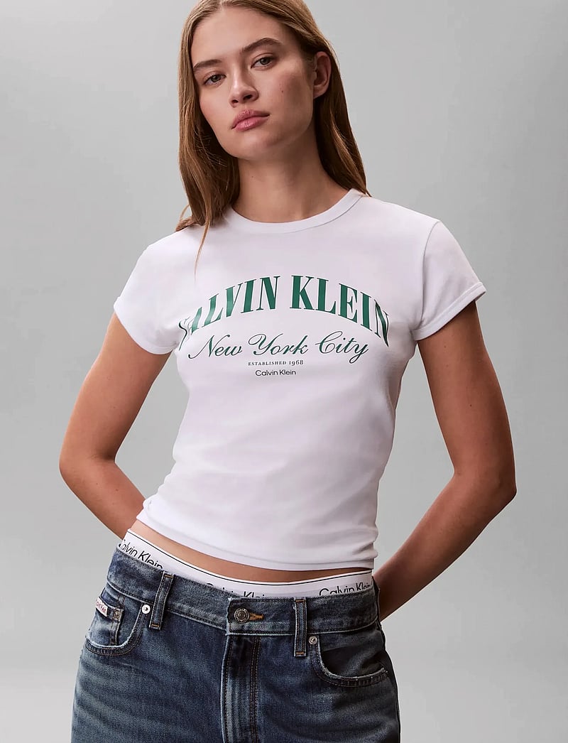Calvin Klein Jeans - SS GRAPHIC LOGO BABY TEE - t-särgid - bright white - 4