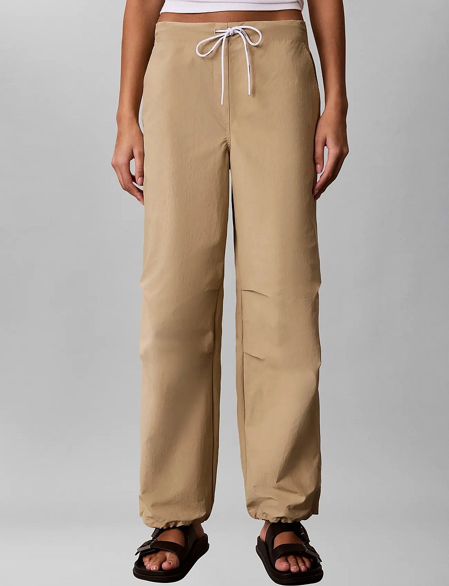 Calvin Klein Jeans - CRINKLE NYLON PANT - cargo pants - cornstalk - 0