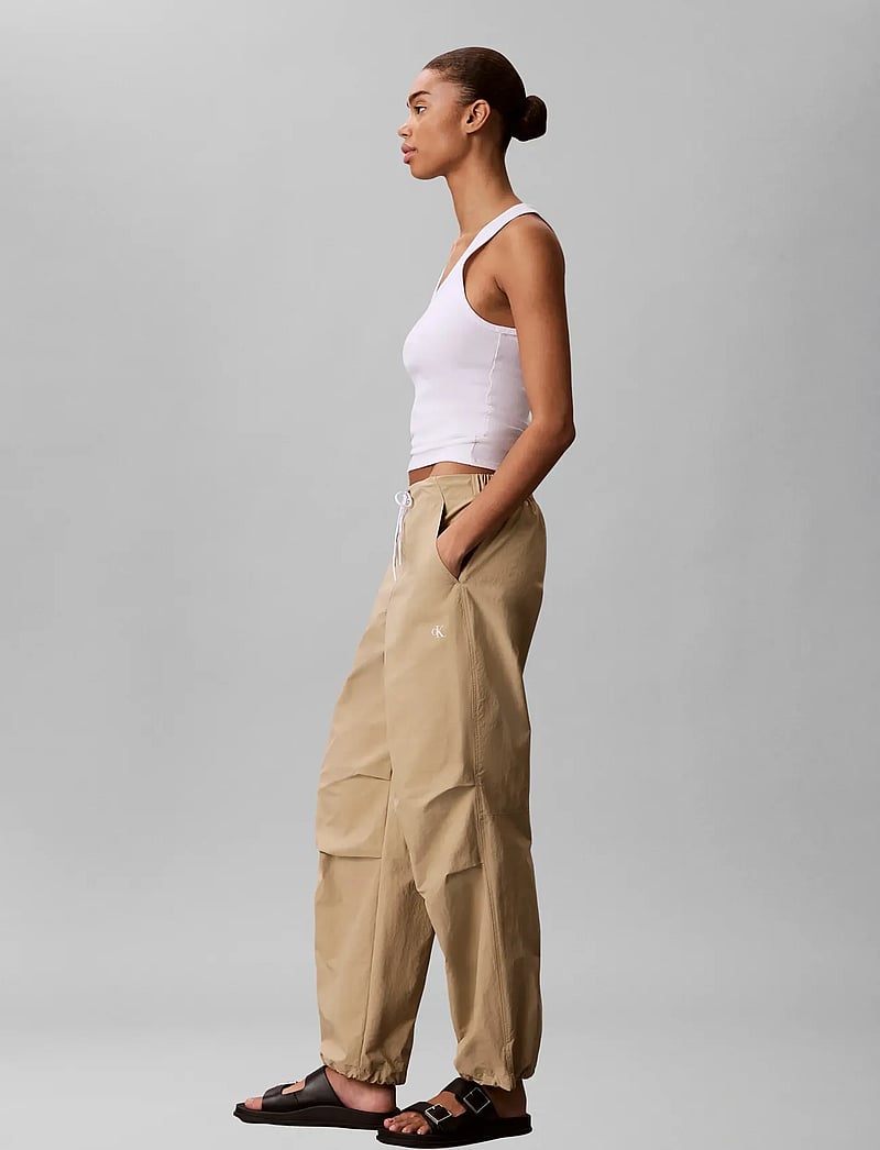 Calvin Klein Jeans - CRINKLE NYLON PANT - cargo-hosen - cornstalk - 5