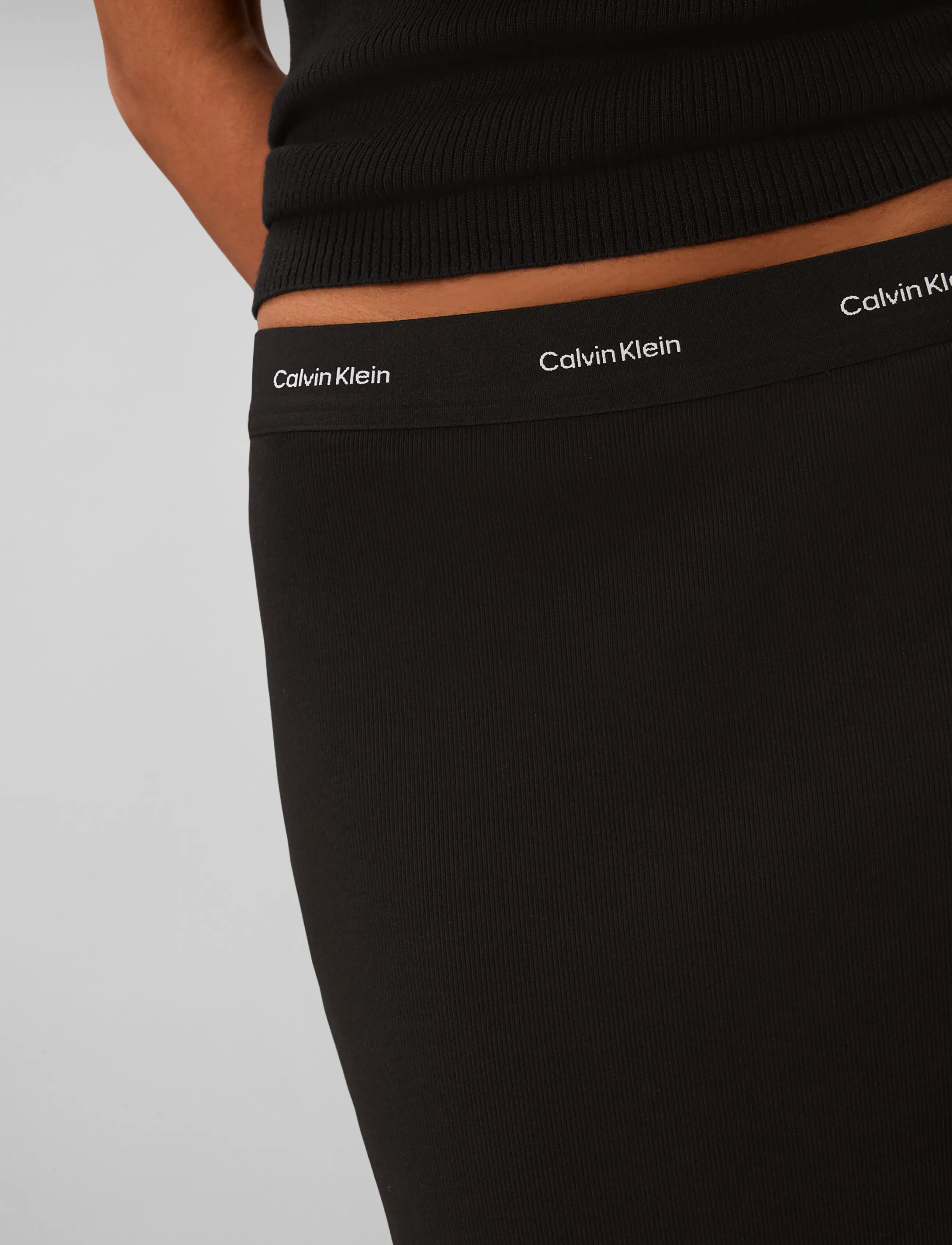 Calvin Klein Jeans - 2X2 BABY RIB LOGO MIDI SKIRT - midi nederdele - black - 4