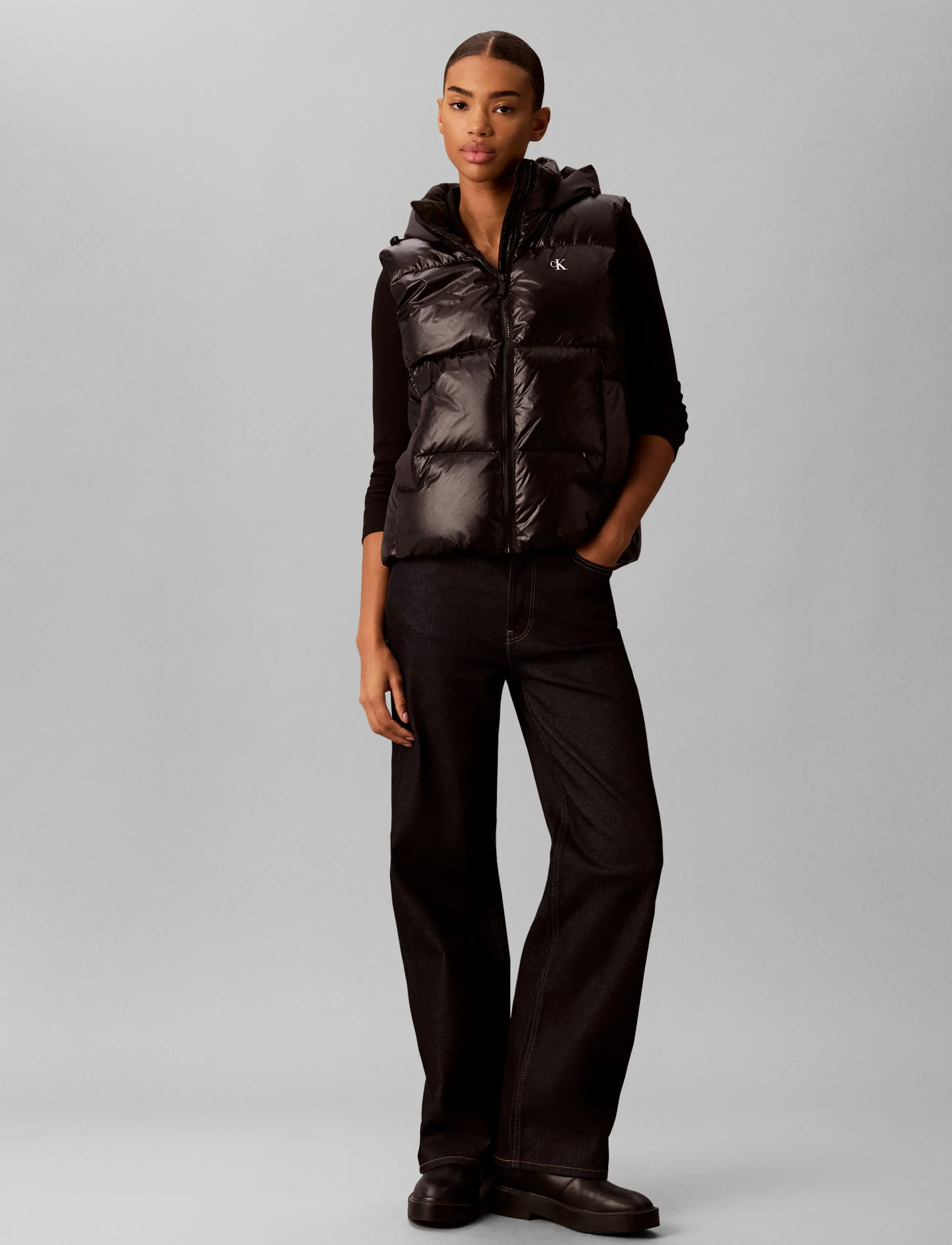 Calvin Klein Jeans - SHINE MW LOGO HOODED DOWN VEST - puffer vests - black - 0