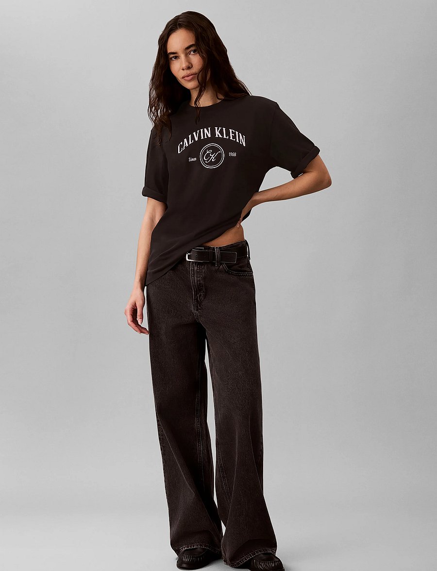 Calvin Klein Jeans - SS RELAXED VARSITY CREST LOGO TE - t-shirts - black - 0