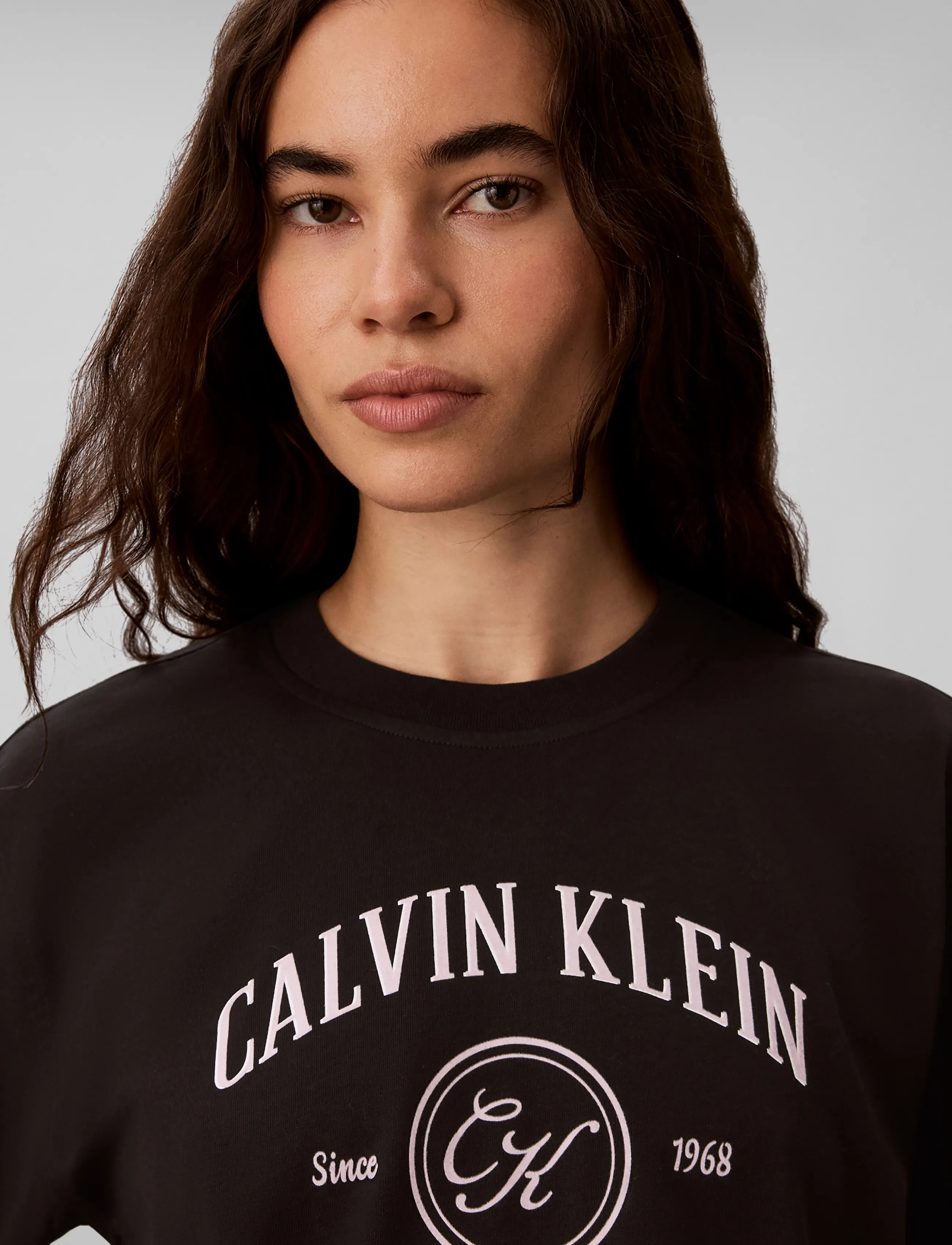 Calvin Klein Jeans - SS RELAXED VARSITY CREST LOGO TE - t-shirts - black - 4