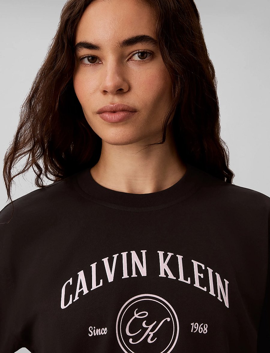 Calvin Klein Jeans - SS RELAXED VARSITY CREST LOGO TE - t-shirts - black - 4