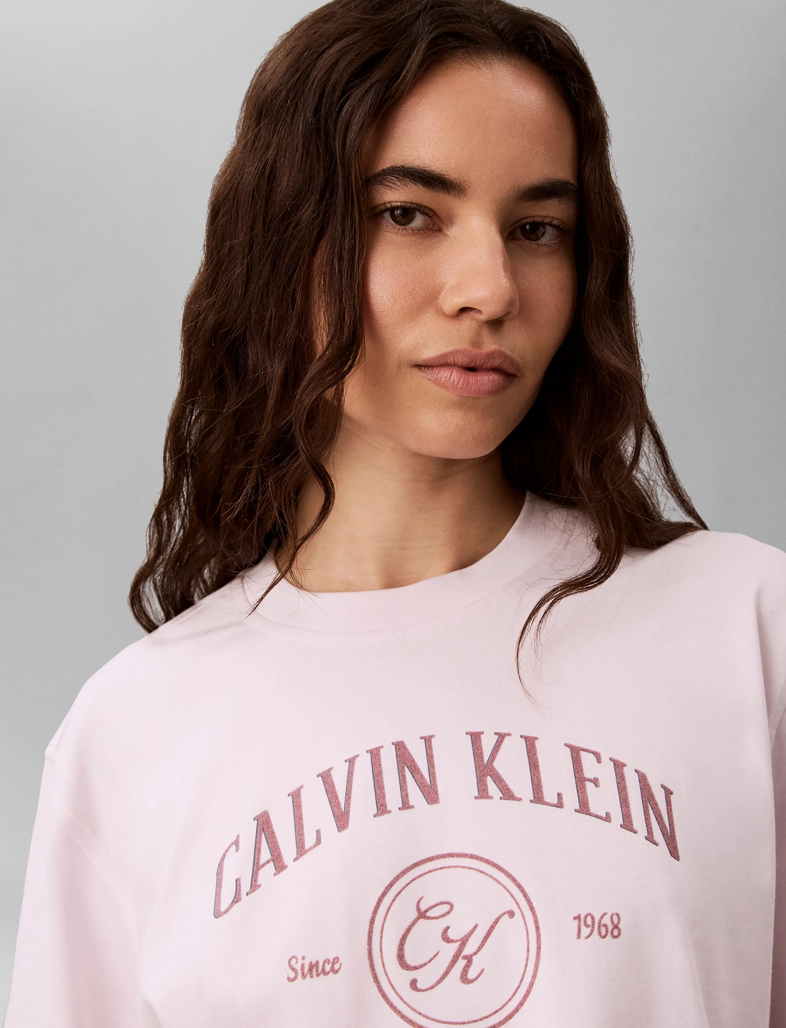 Calvin Klein Jeans - SS RELAXED VARSITY CREST LOGO TE - t-shirts - crystal blush - 4