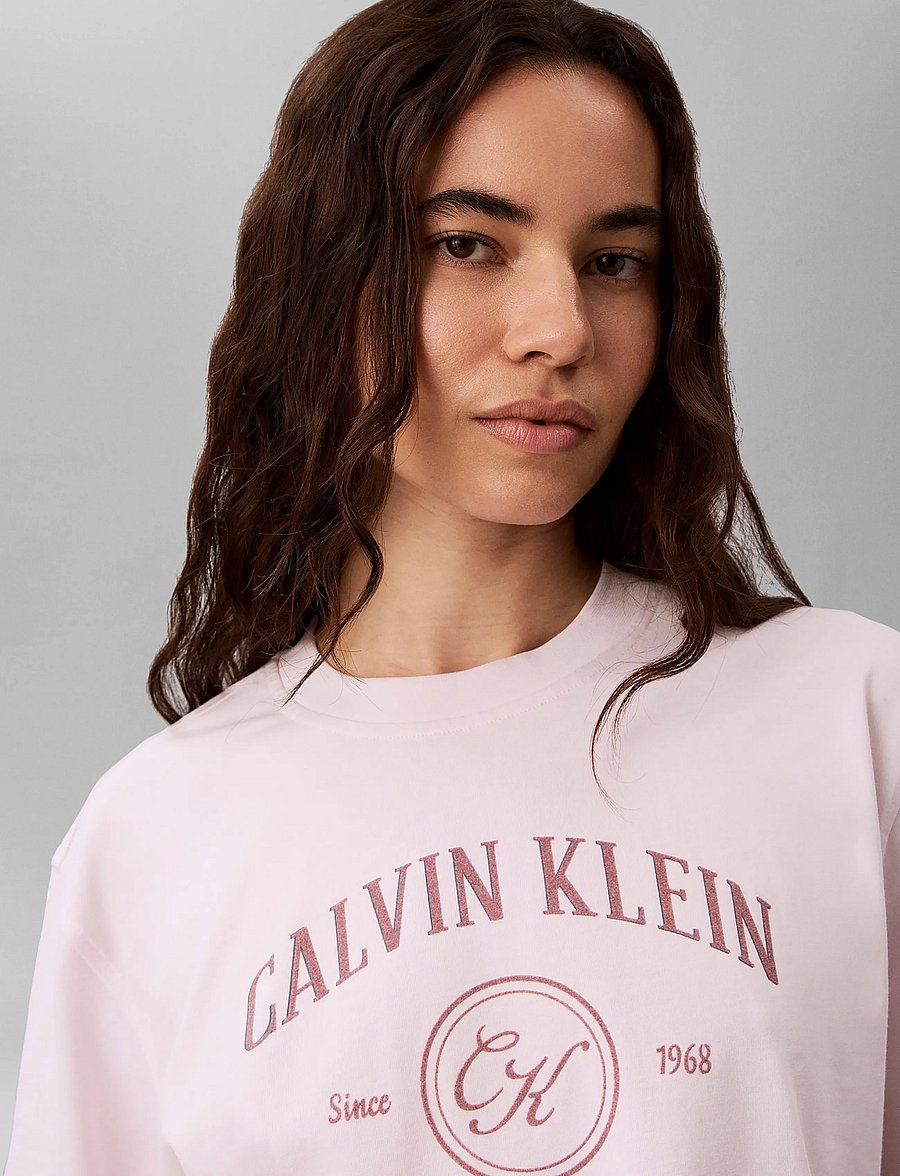 Calvin Klein Jeans - SS RELAXED VARSITY CREST LOGO TE - t-shirts - crystal blush - 4