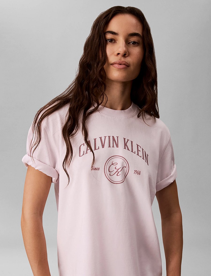 Calvin Klein Jeans - SS RELAXED VARSITY CREST LOGO TE - t-shirts - crystal blush - 5