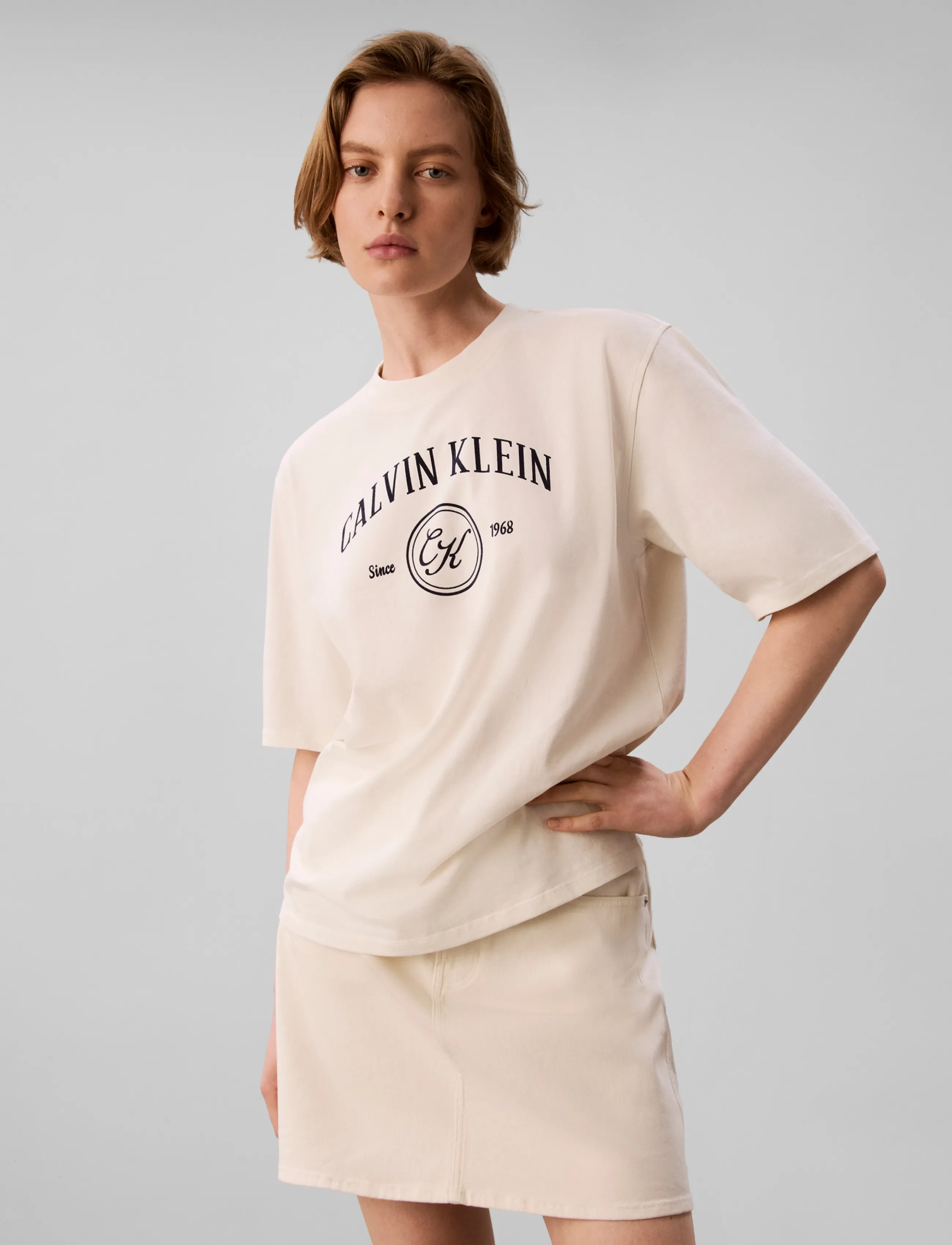 Calvin Klein Jeans SS RELAXED VARSITY CREST LOGO TE - T-särgid ja topid - TOFU / cream