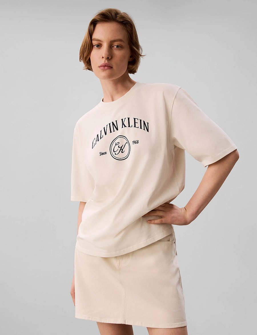 Calvin Klein Jeans - SS RELAXED VARSITY CREST LOGO TE - t-särgid - tofu - 0