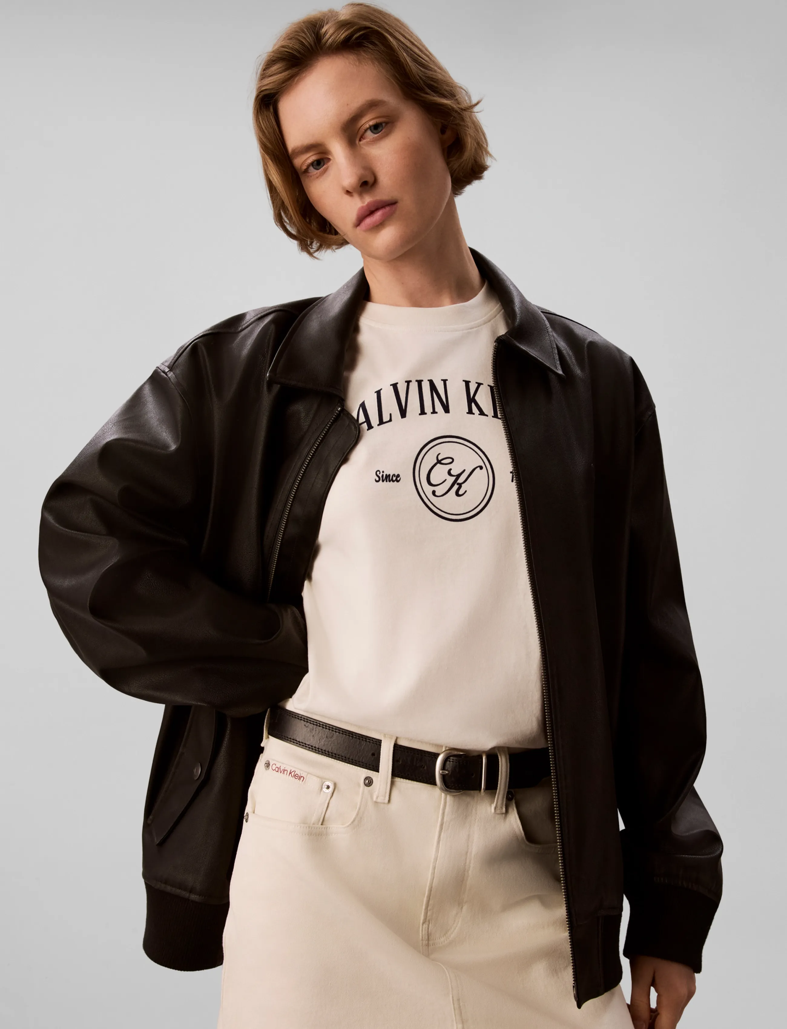 Calvin Klein Jeans Ss Relaxed Varsity Crest Logo Te t-shirts dam – bild 6
