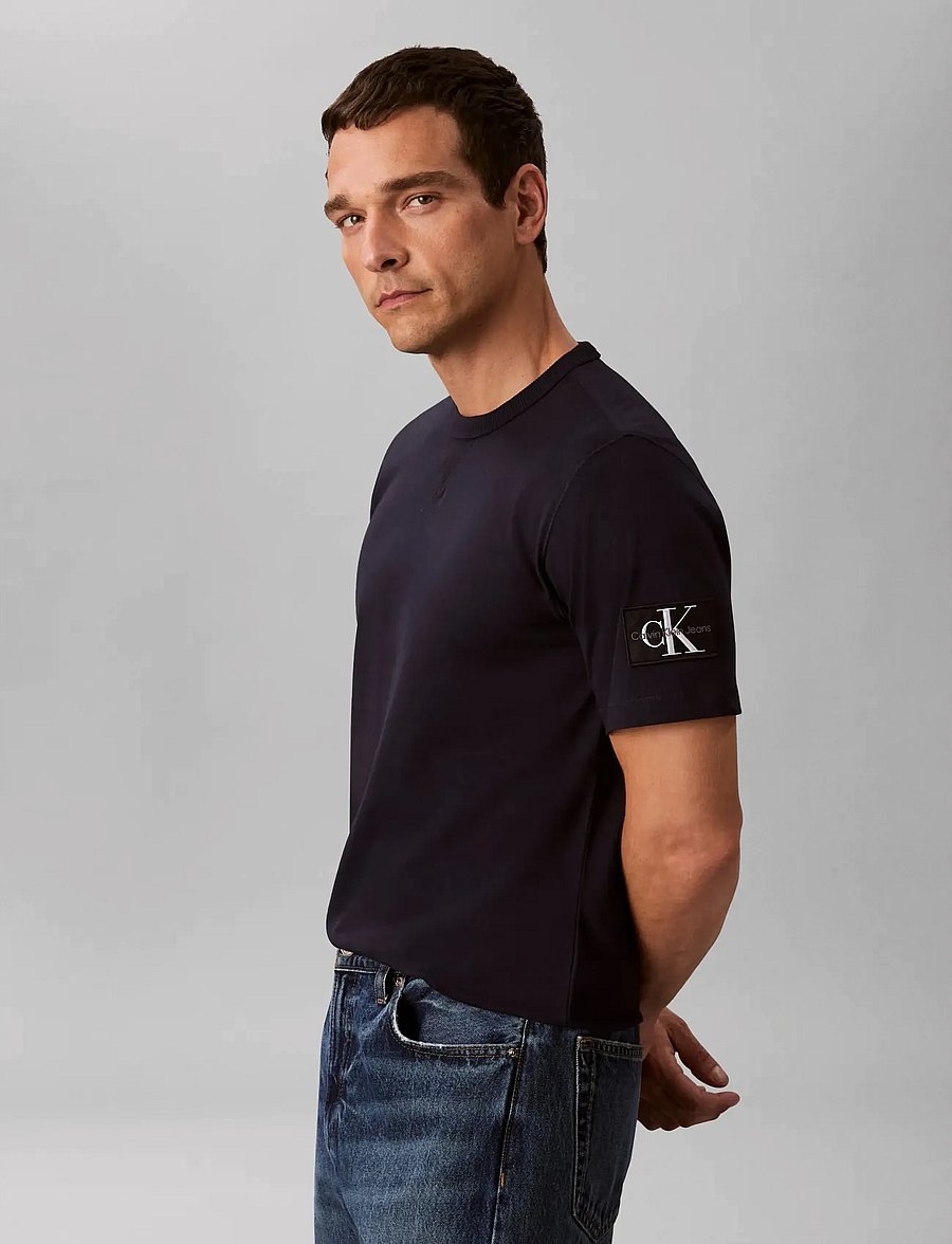 Calvin Klein Jeans - BADGE REGULAR TEE - kurzärmelige t-shirts - night sky - 4