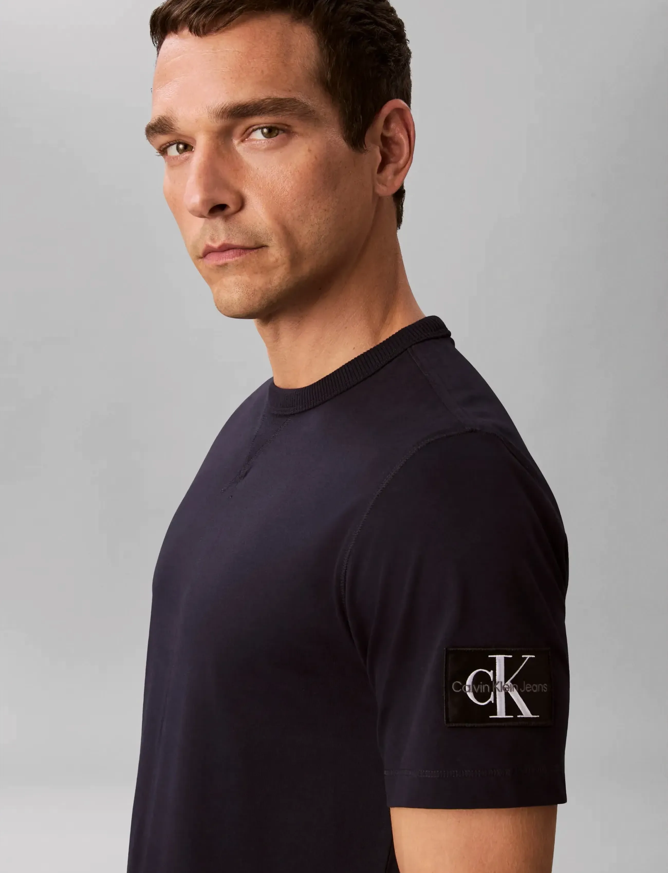 Calvin Klein Jeans - BADGE REGULAR TEE - kortärmade t-shirts - night sky - 5