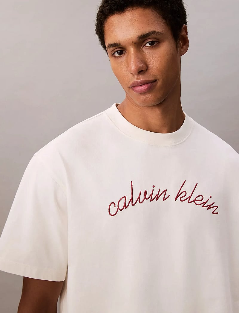 Calvin Klein Jeans - SS CENTER CHAIN STITCH 16S RLXD - kurzärmelig - tofu - 5