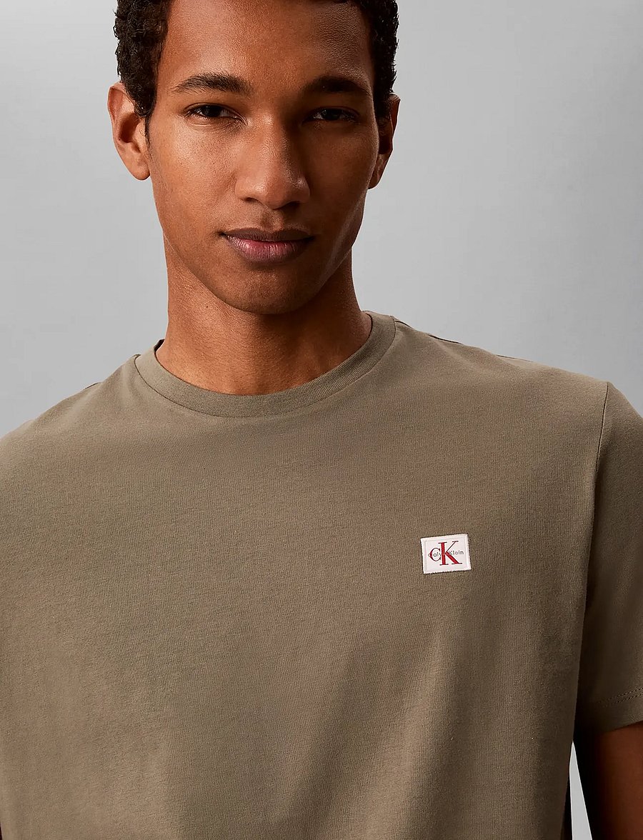 Calvin Klein Jeans - SS BADGE 30S JERSEY CLASSIC TEE - stutterma bolir - dusty olive - 4