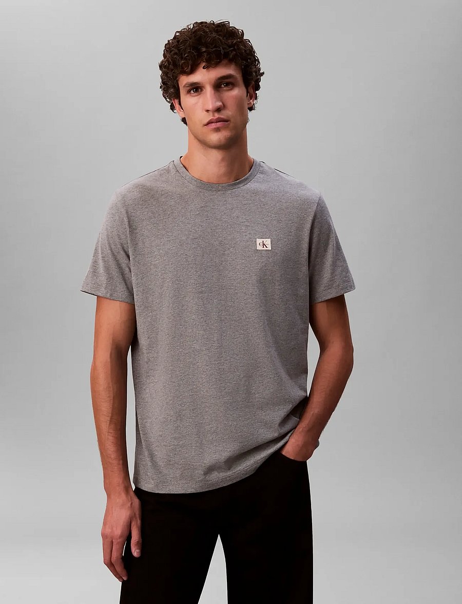 Calvin Klein Jeans - SS BADGE 30S JERSEY CLASSIC TEE - stutterma bolir - med grey htr - 4