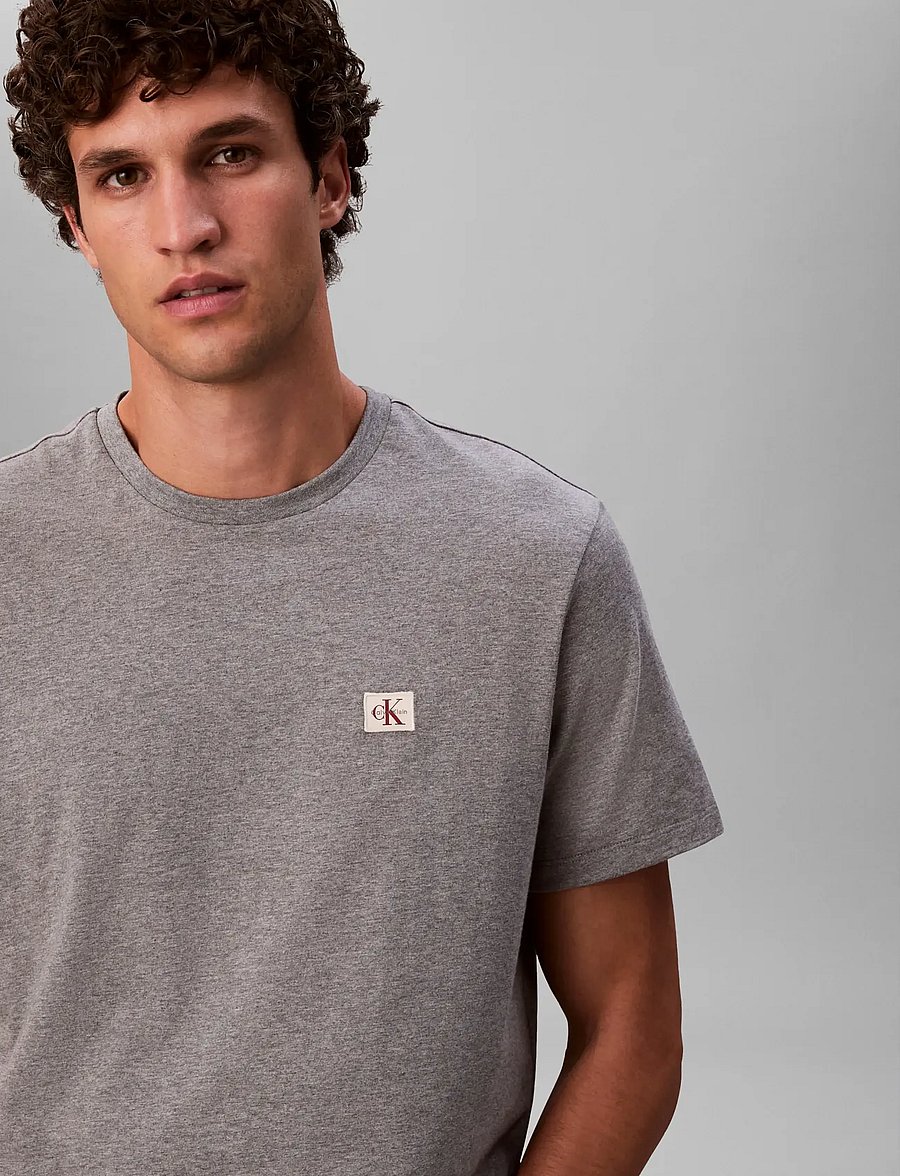 Calvin Klein Jeans - SS BADGE 30S JERSEY CLASSIC TEE - stutterma bolir - med grey htr - 5