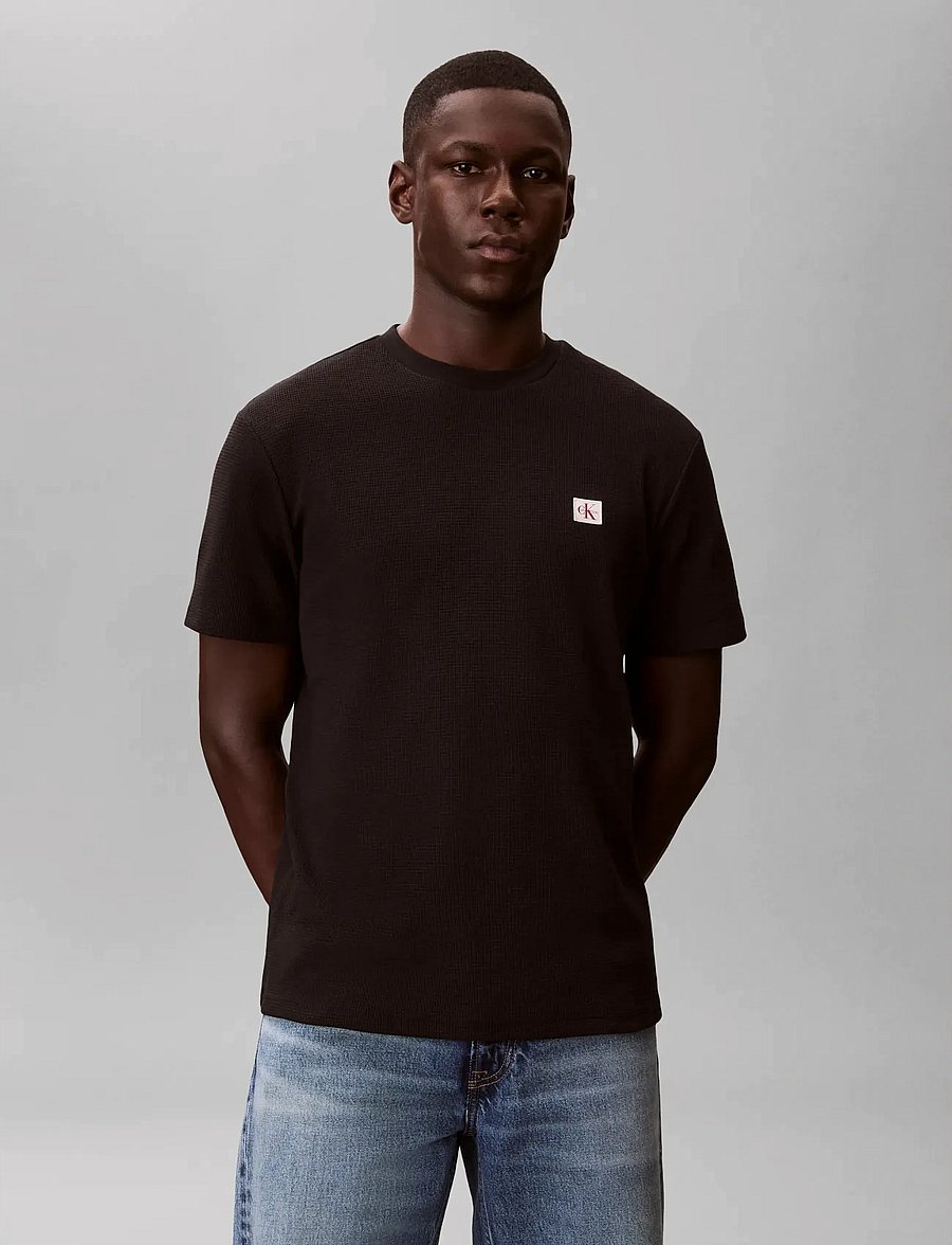 Calvin Klein Jeans - SS WAFFLE BADGE CREWNK TEE - short-sleeved t-shirts - black - 0