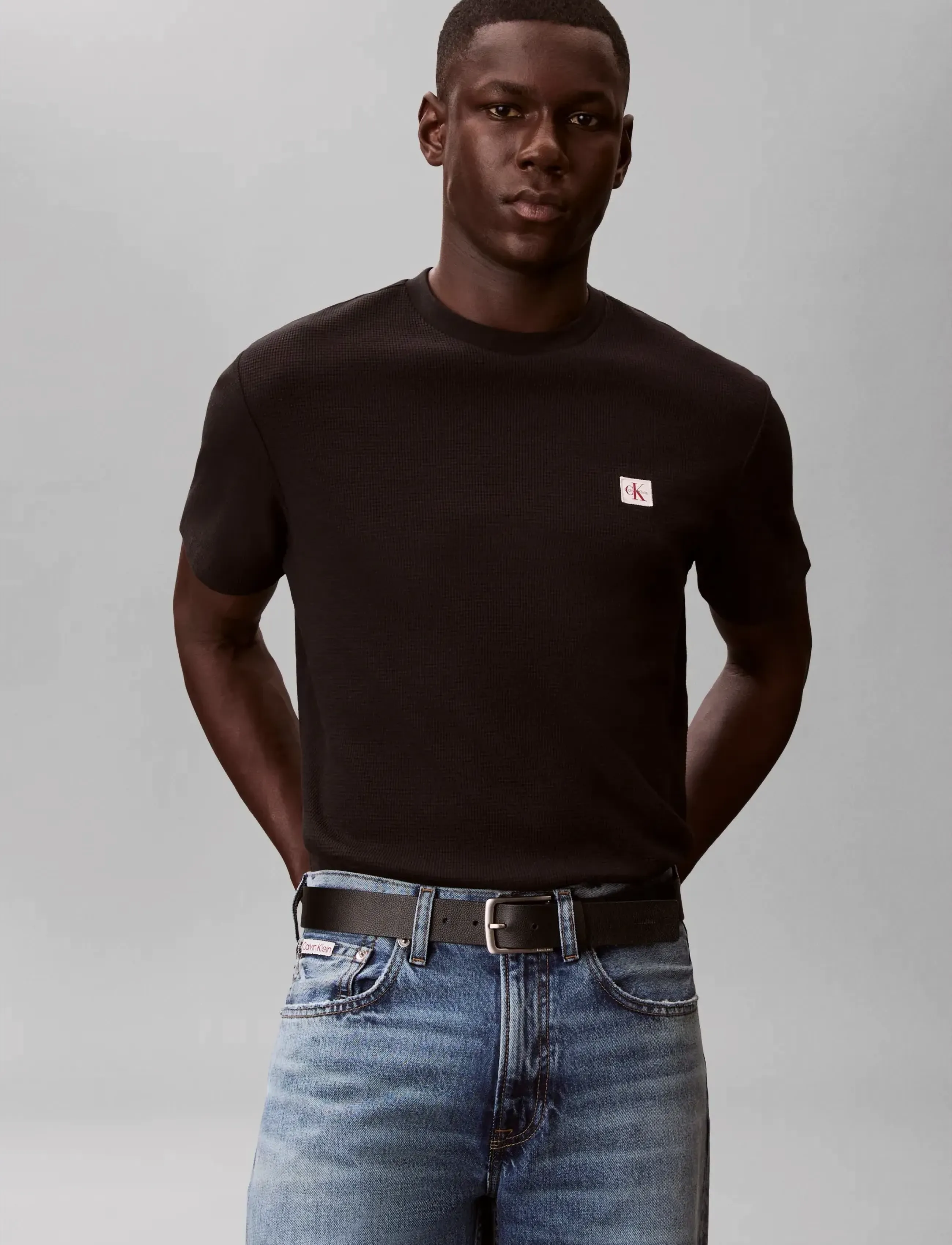 Calvin Klein Jeans - SS WAFFLE BADGE CREWNK TEE - kortærmede t-shirts - black - 4