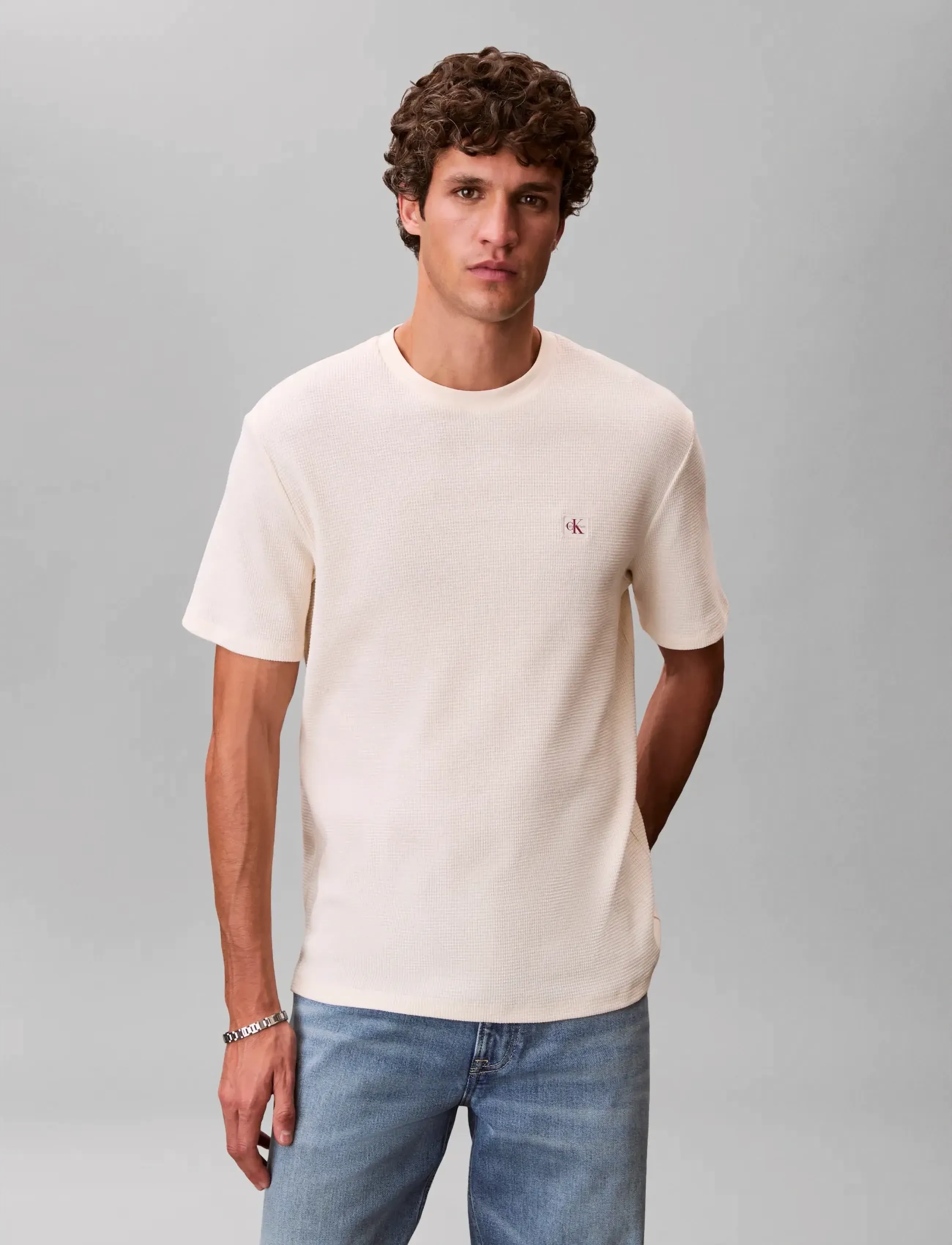 Calvin Klein Jeans SS WAFFLE BADGE CREWNK TEE - Calvin Klein Jeans - CALICO / cream