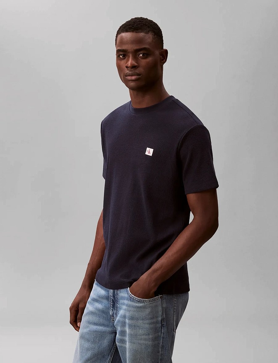 Calvin Klein Jeans - SS WAFFLE BADGE CREWNK TEE - kortärmade t-shirts - dark sapphire - 4