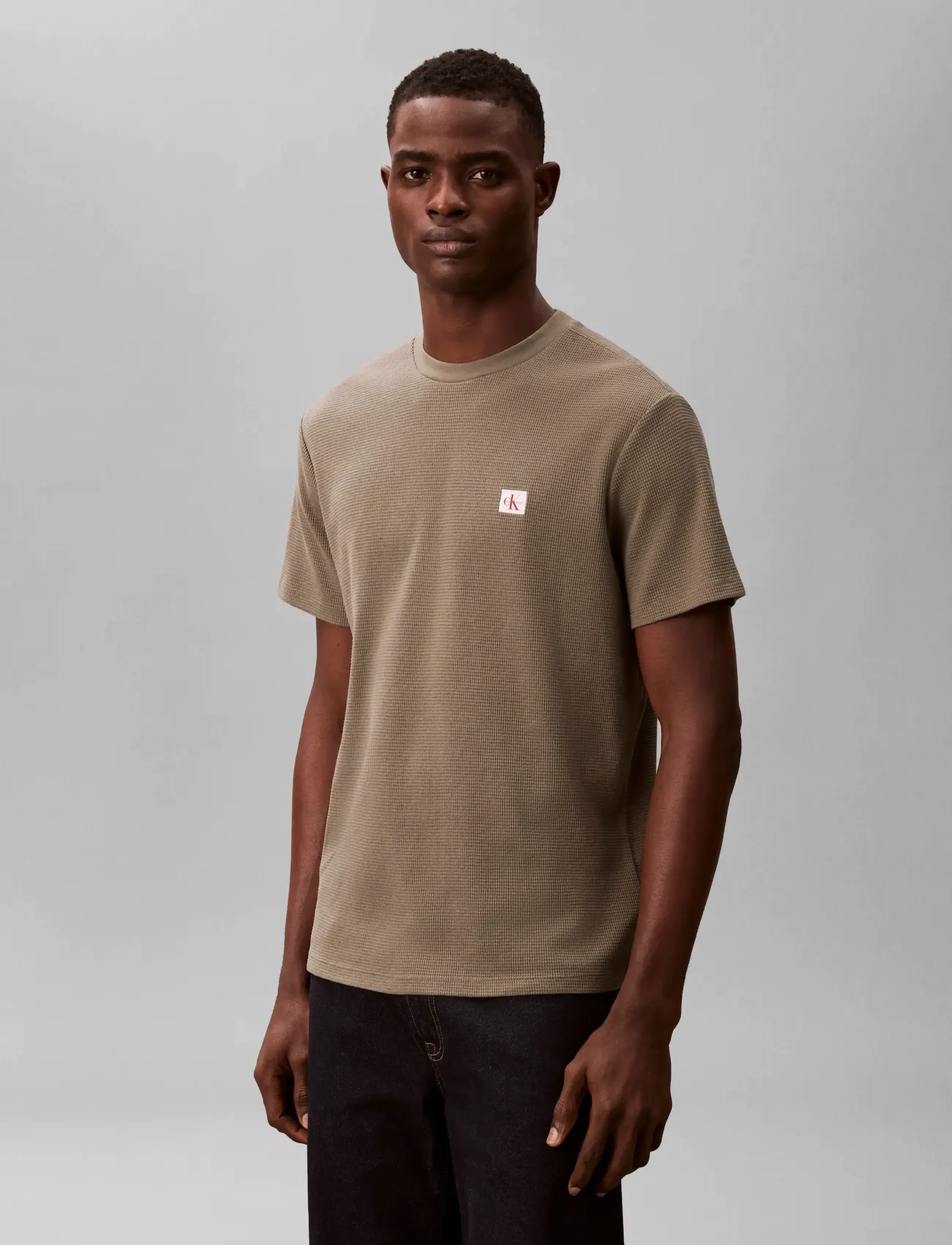 Calvin Klein Jeans - SS WAFFLE BADGE CREWNK TEE - kortærmede t-shirts - dusty olive - 3