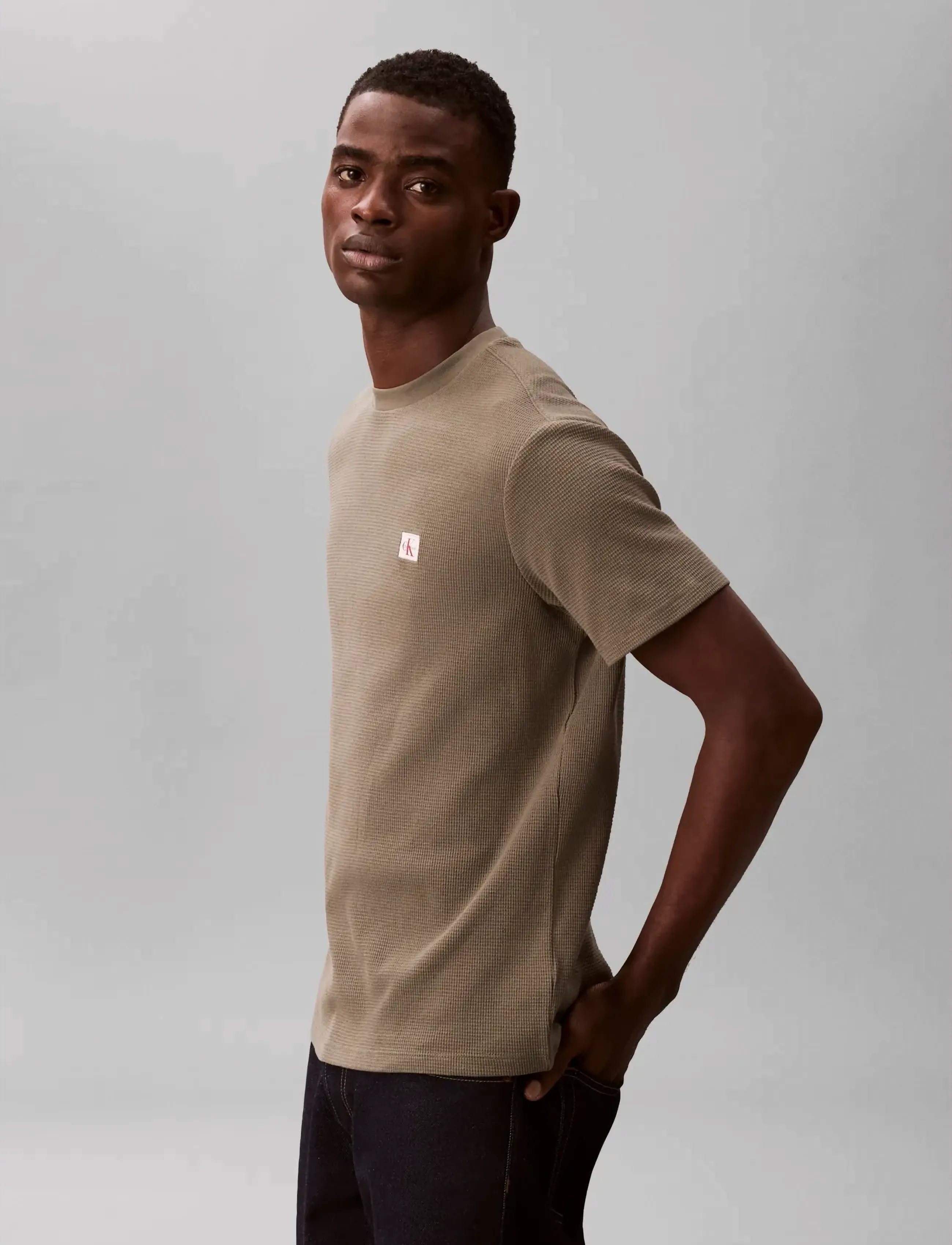 Calvin Klein Jeans - SS WAFFLE BADGE CREWNK TEE - kortærmede t-shirts - dusty olive - 4