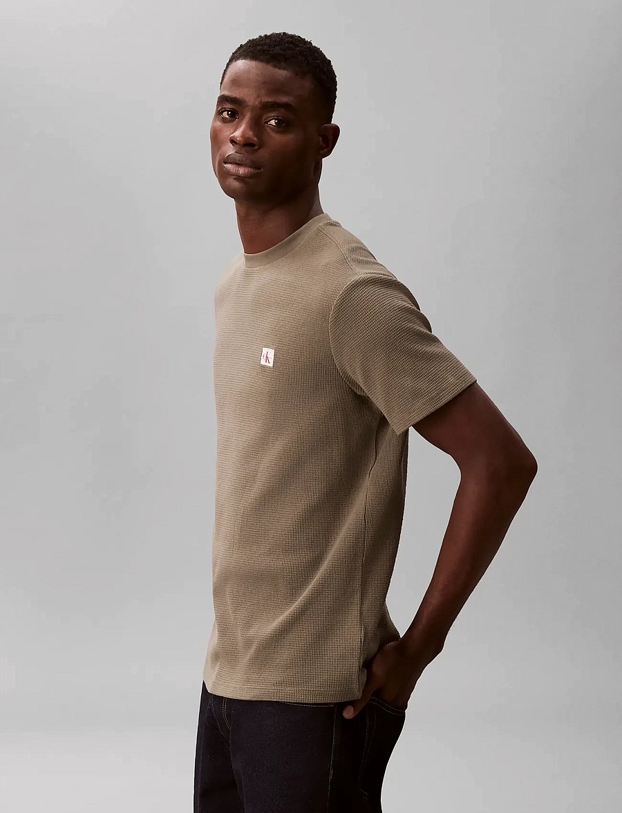 Calvin Klein Jeans - SS WAFFLE BADGE CREWNK TEE - kortärmade t-shirts - dusty olive - 4