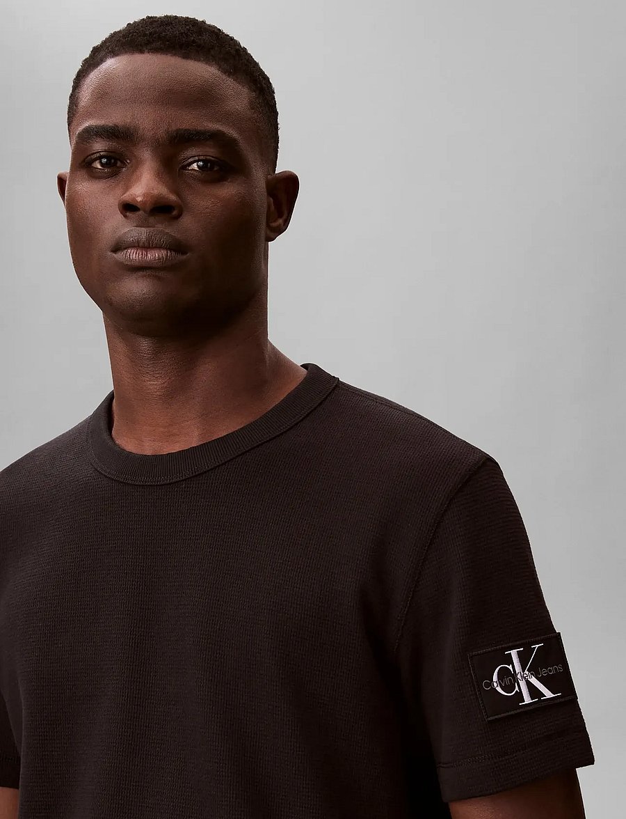 Calvin Klein Jeans - SS BADGE WAFFLE TEE - kortærmede t-shirts - black - 5